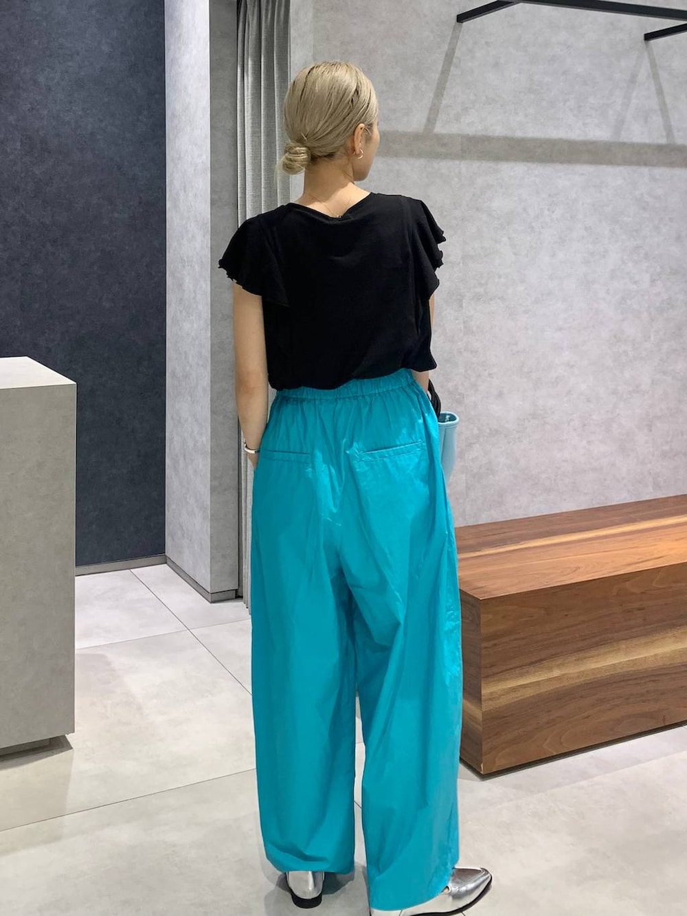 グリーン系のその他パンツ、シルバー系のローファー、ブルー系のショルダーバッグを着用したレディースの夏コーディネートの2枚目の写真