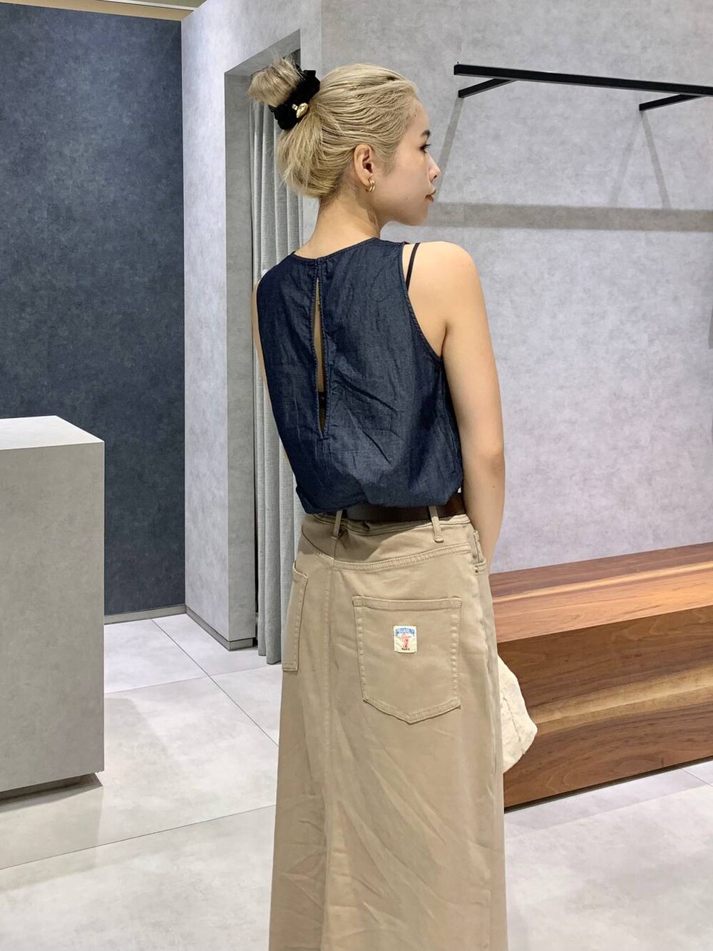 ホワイト系のショルダーバッグ、ブルー系のシャツ/ブラウス、ブラウン系のスカートを着用したレディースの夏コーディネートの4枚目の写真