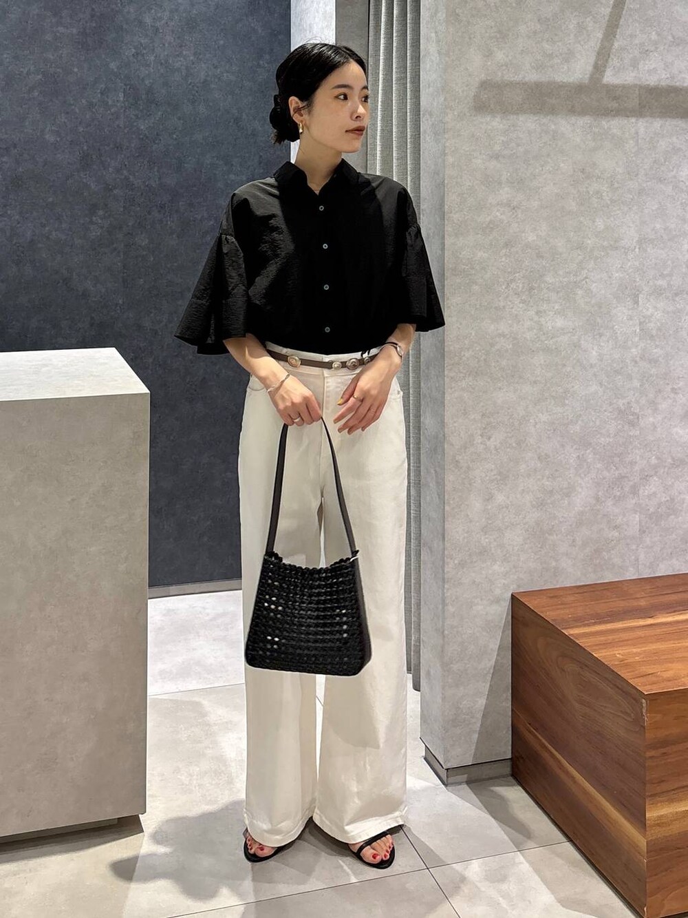 ホワイト系のデニムパンツ、ブラック系のサンダル、ブラック系のハンドバッグを着用したレディースの夏コーディネートの8枚目の写真