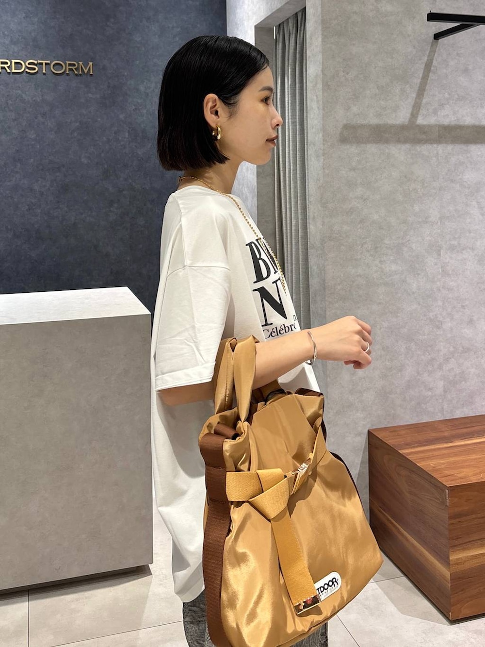 グレー系のその他パンツ、ブラック系のサンダル、イエロー系のショルダーバッグを着用したレディースの夏コーディネートの5枚目の写真