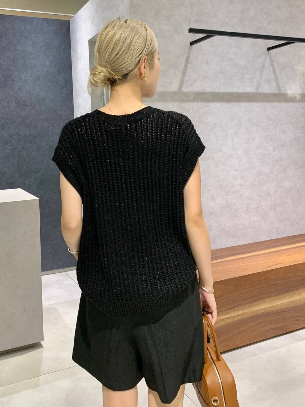 ブラック系のその他パンツ、ブラウン系のハンドバッグ、シルバー系のローファーを着用したレディースの夏コーディネートの6枚目の写真