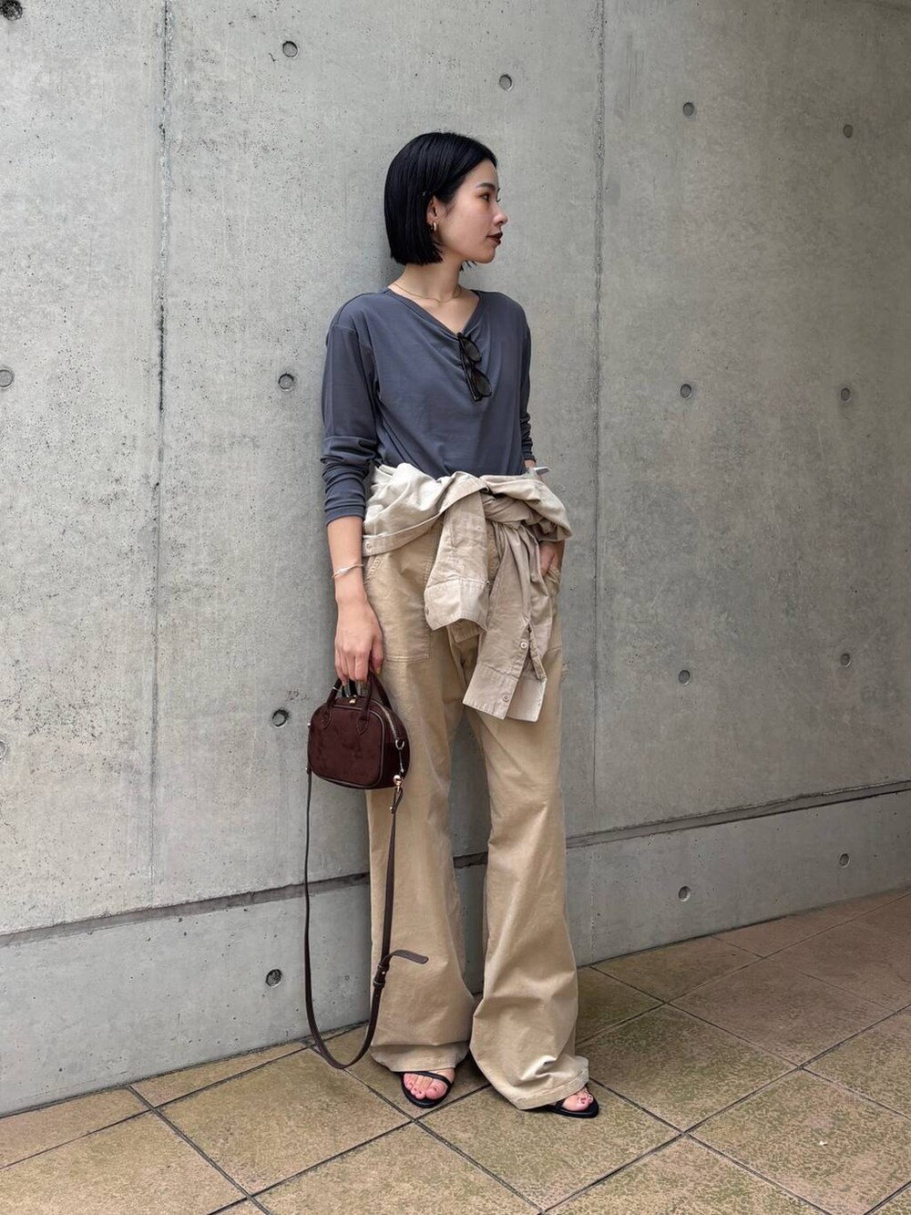 ベージュ系のシャツ/ブラウス、ベージュ系のチノパンツ、グレー系のTシャツ/カットソーを着用したレディースの夏コーディネートの3枚目の写真