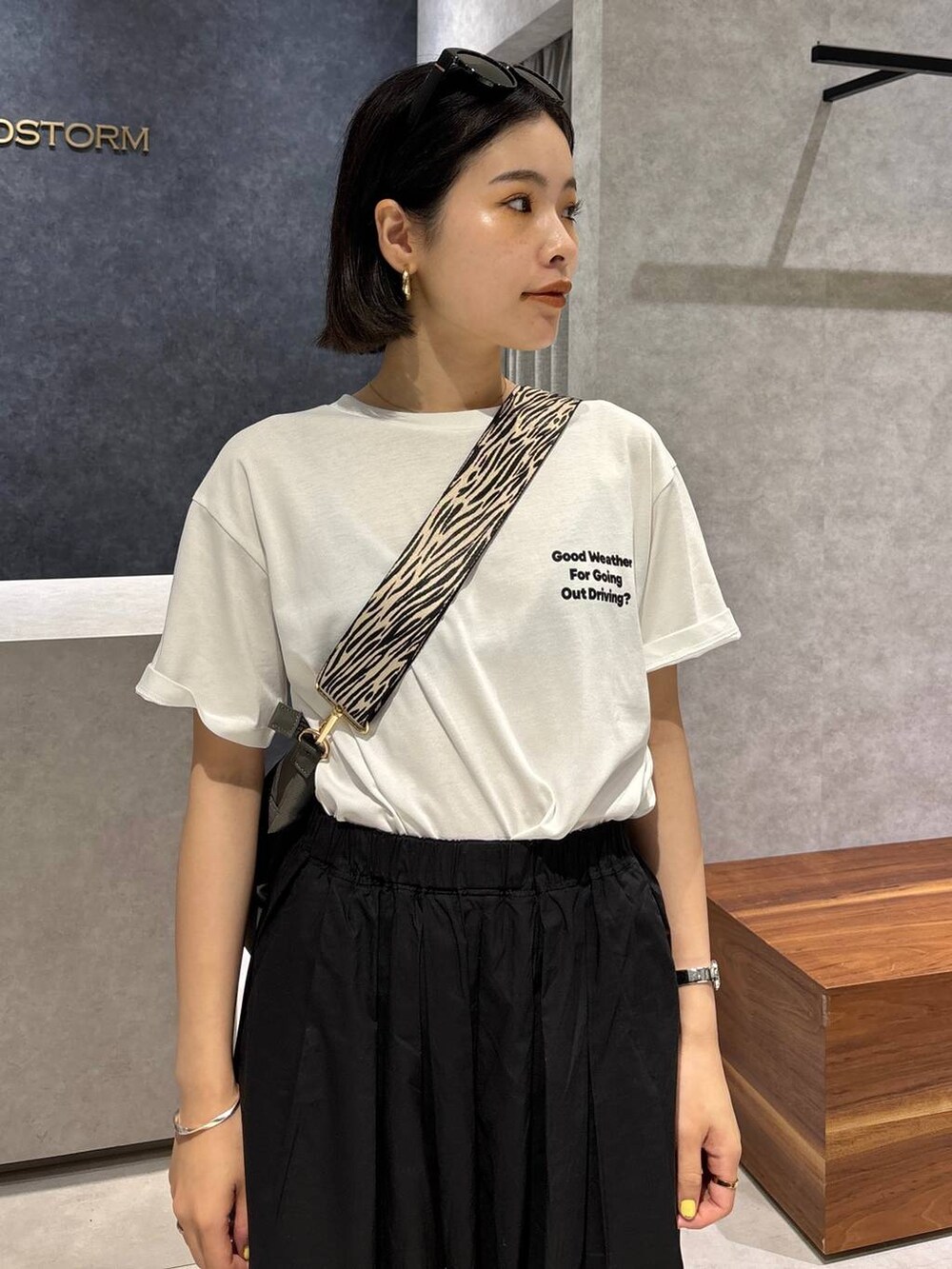 ブラック系のその他パンツ、グレー系のトートバッグ、ホワイト系のTシャツ/カットソーを着用したレディースの夏コーディネートの4枚目の写真