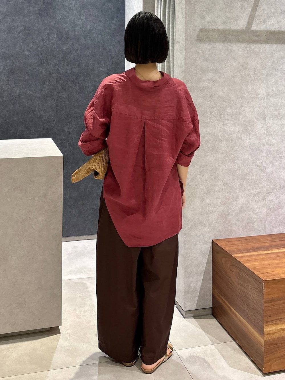 ブラウン系のその他パンツ、ブラウン系のトートバッグ、レッド系のシャツ/ブラウスを着用したレディースの春コーディネートの3枚目の写真