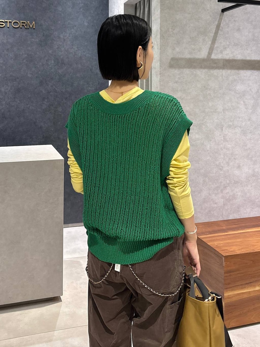 イエロー系のTシャツ/カットソー、ブラック系のローファー、イエロー系のトートバッグを着用したレディースの夏コーディネートの4枚目の写真