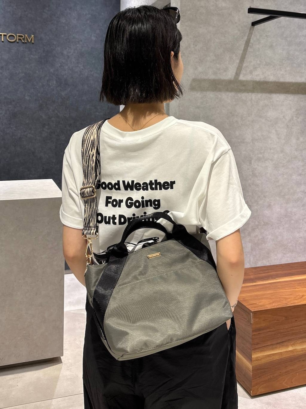 ブラック系のその他パンツ、グレー系のトートバッグ、ホワイト系のTシャツ/カットソーを着用したレディースの夏コーディネートの5枚目の写真