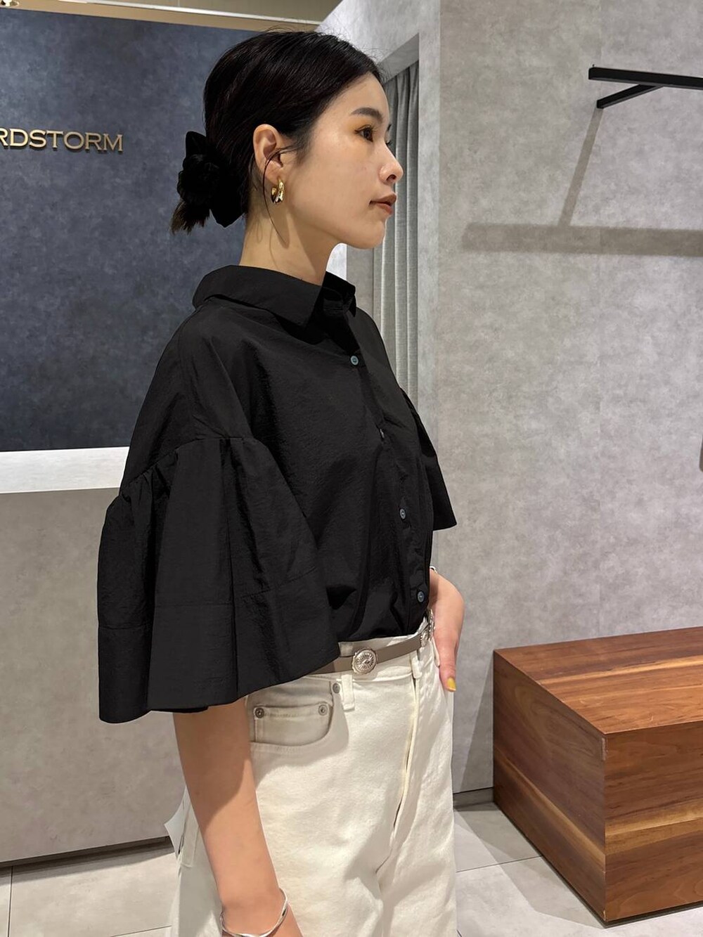 ホワイト系のデニムパンツ、ブラック系のサンダル、ブラック系のハンドバッグを着用したレディースの夏コーディネートの7枚目の写真