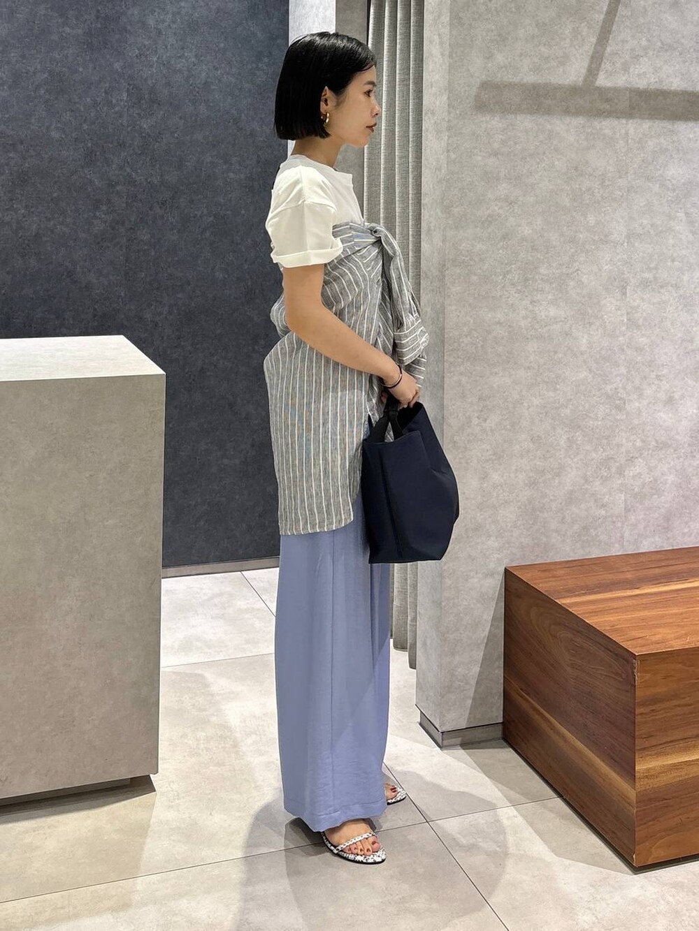 その他のシャツ/ブラウス、ホワイト系のTシャツ/カットソー、ブルー系のトートバッグを着用したレディースの春コーディネートの2枚目の写真