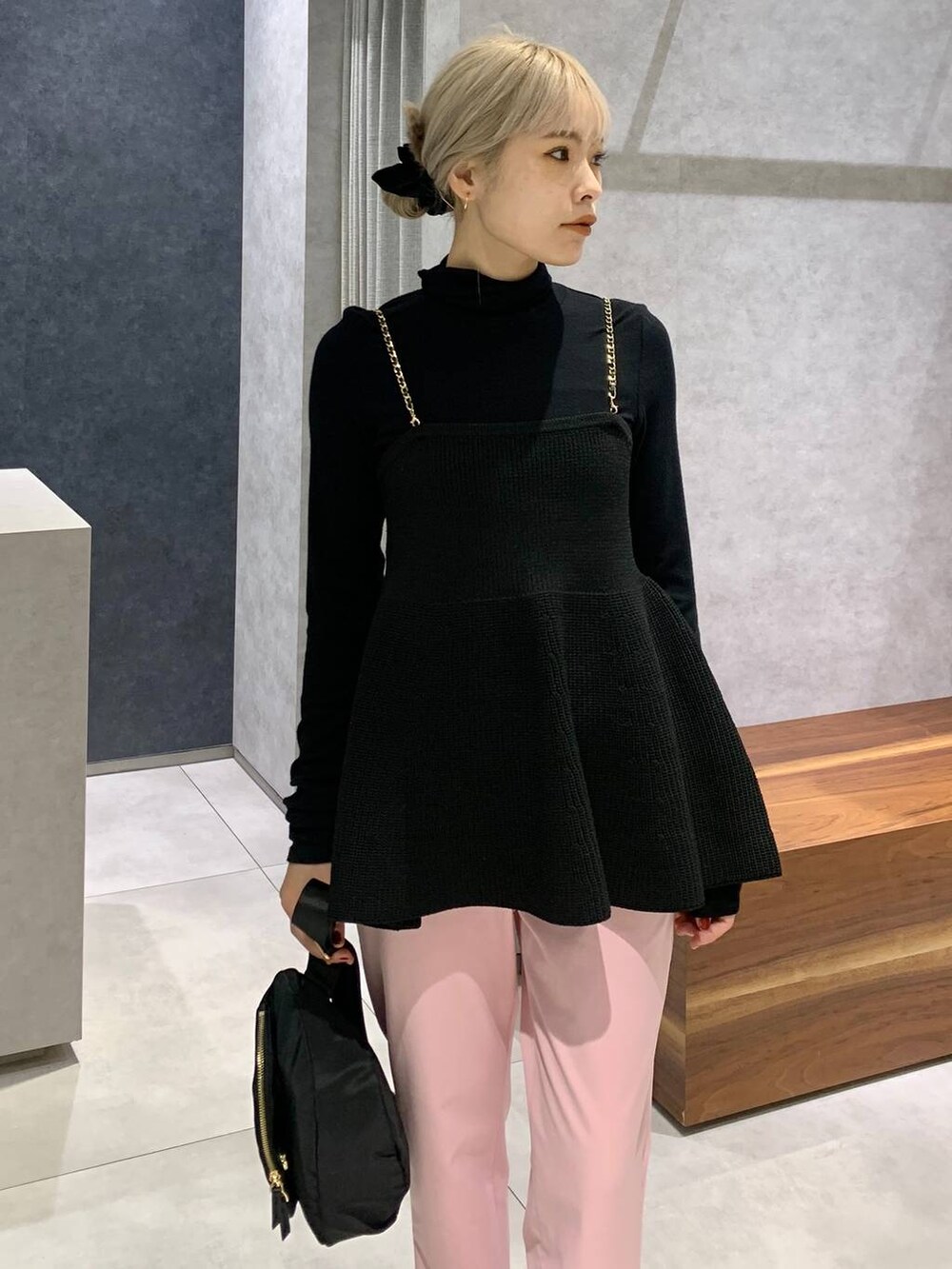 ブラック系のボディバッグ/ウエストポーチ、ブラック系のローファー、ブラック系のTシャツ/カットソーを着用したレディースの冬コーディネートの3枚目の写真