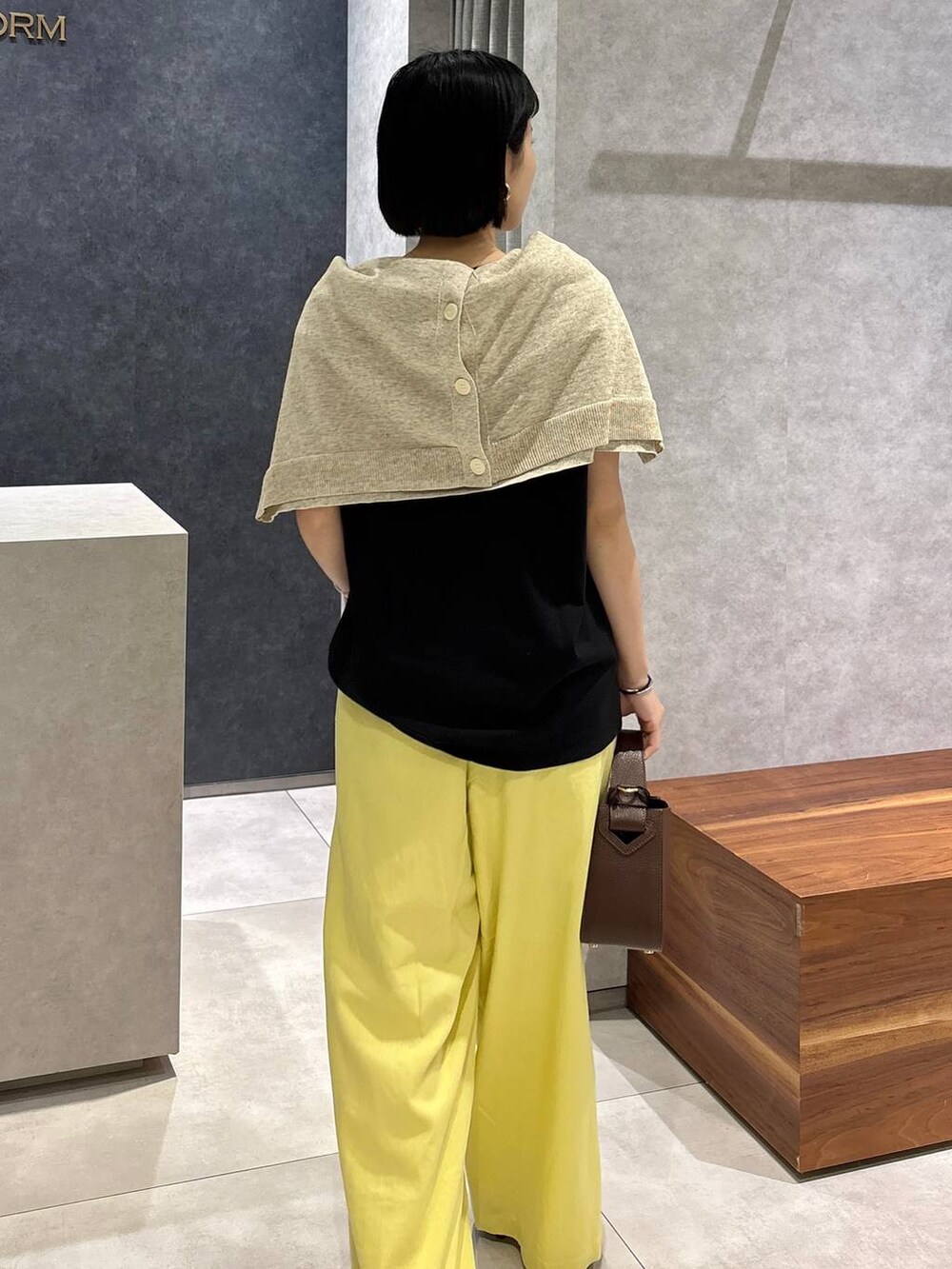 ブラウン系のハンドバッグ、その他のサンダル、イエロー系のその他パンツを着用したレディースの春コーディネートの4枚目の写真