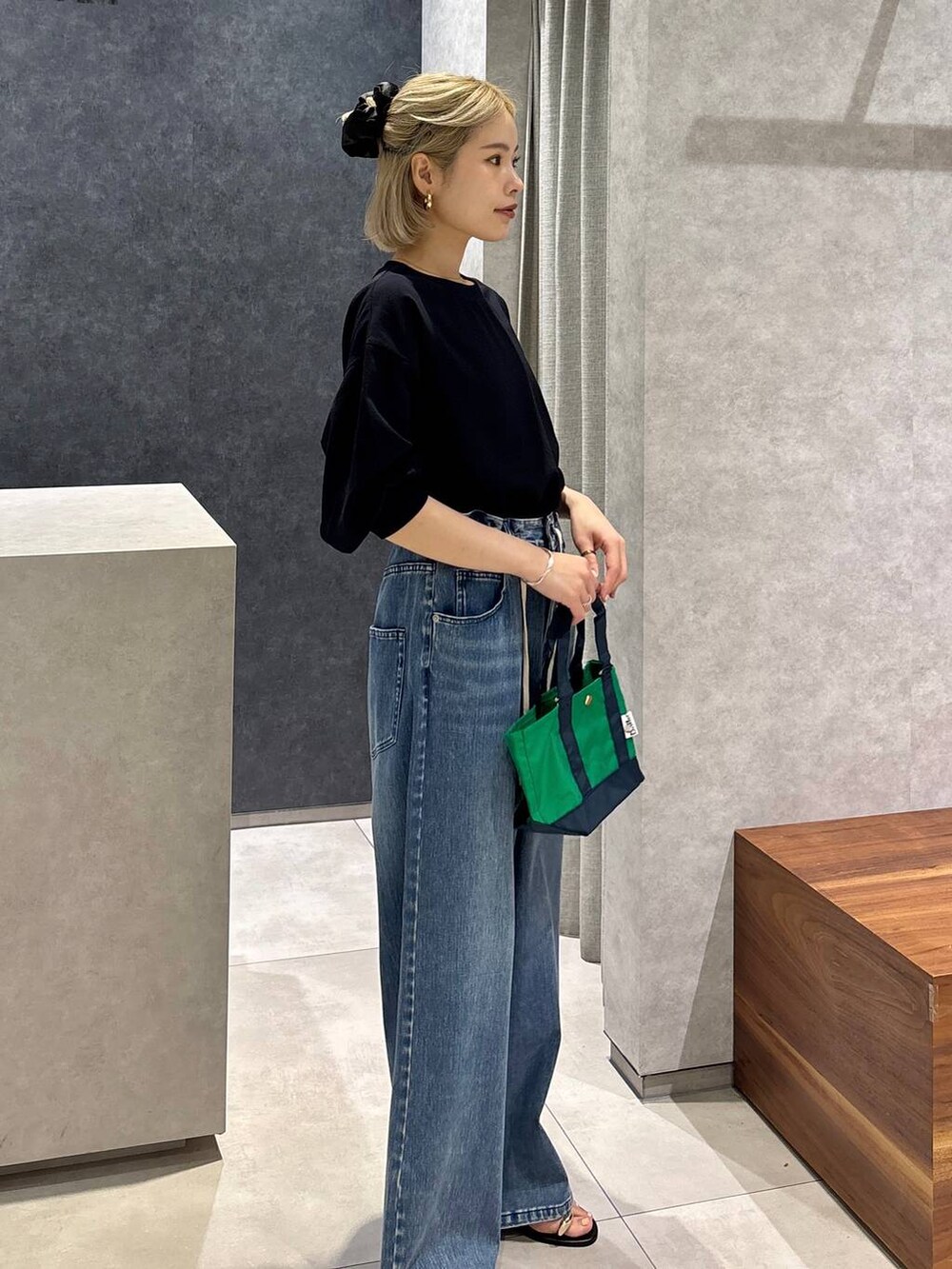 ブラック系のサンダル、ブルー系のデニムパンツ、ブルー系のTシャツ/カットソーを着用したレディースの春コーディネートの4枚目の写真