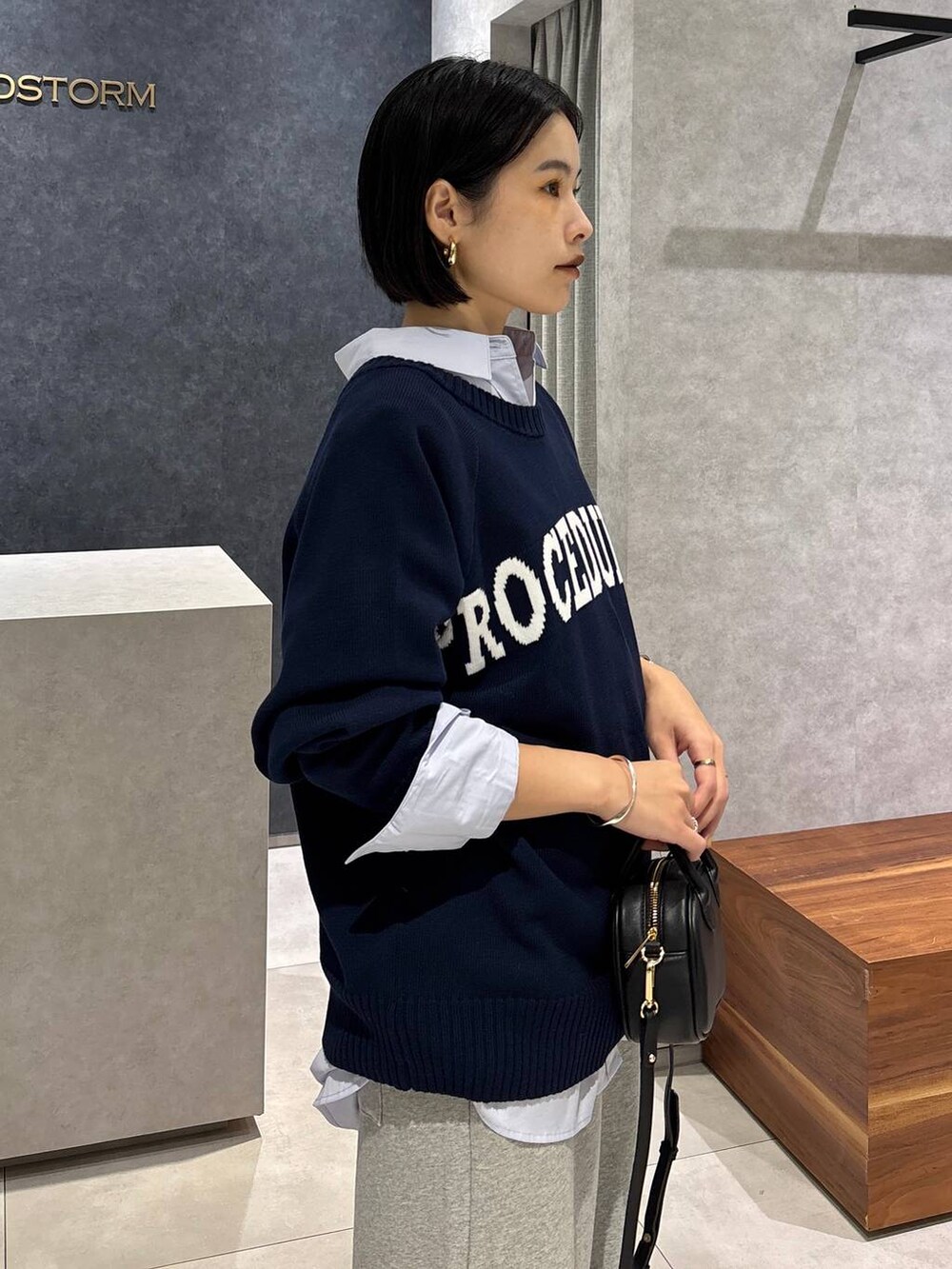 ブルー系のシャツ/ブラウス、ブルー系のカーディガン/ボレロ、グレー系のスウェットパンツを着用したレディースの夏コーディネートの6枚目の写真