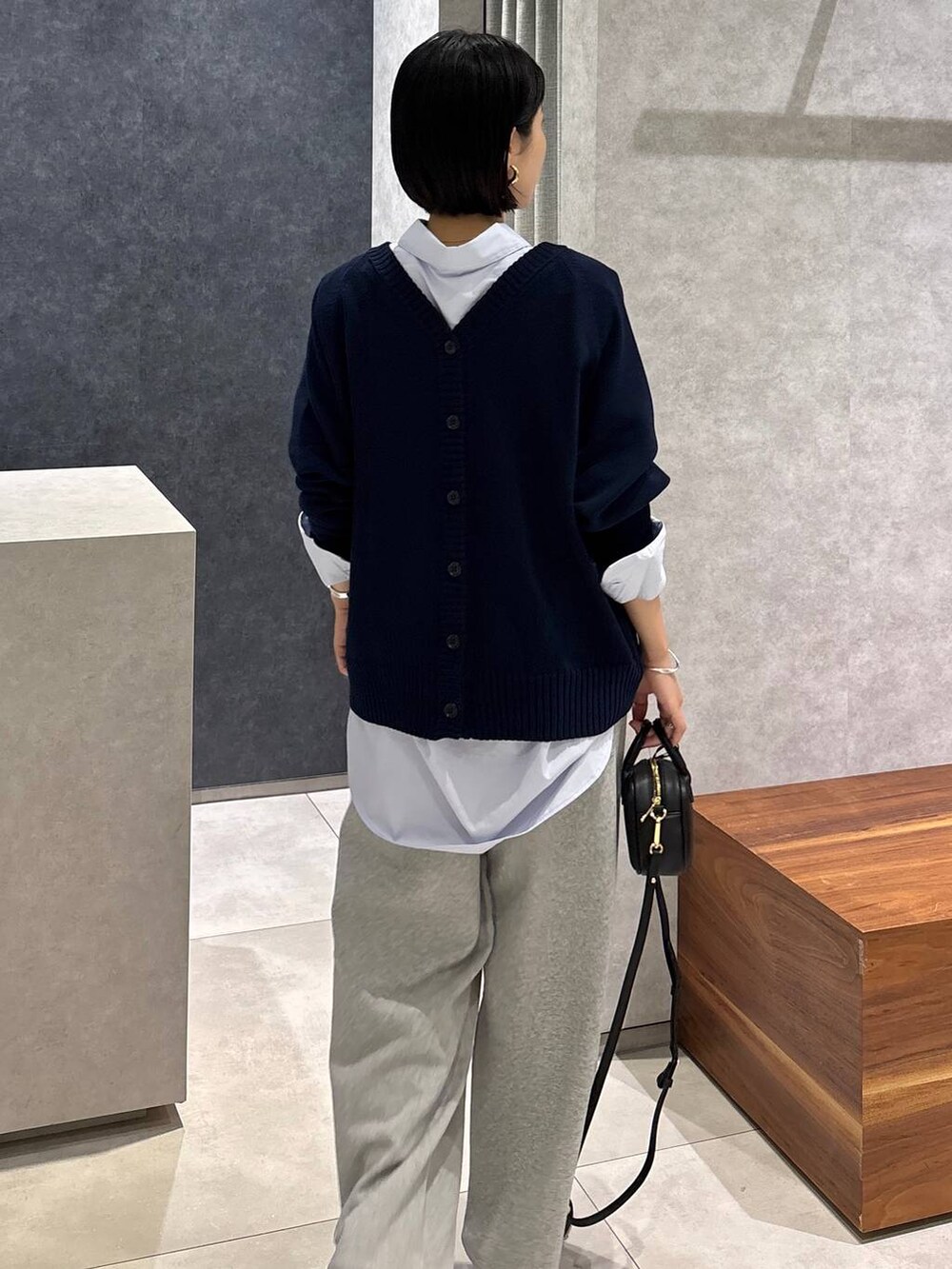 ブルー系のシャツ/ブラウス、ブルー系のカーディガン/ボレロ、グレー系のスウェットパンツを着用したレディースの夏コーディネートの7枚目の写真