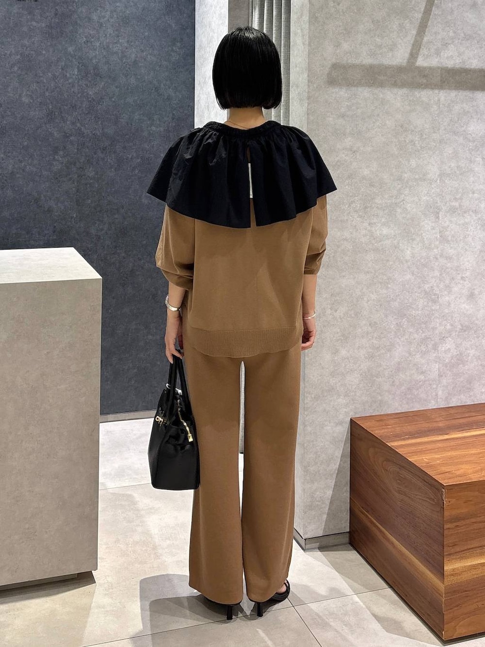 ブラック系のショルダーバッグ、ブラック系のサンダル、ブラウン系のその他パンツを着用したレディースの夏コーディネートの4枚目の写真