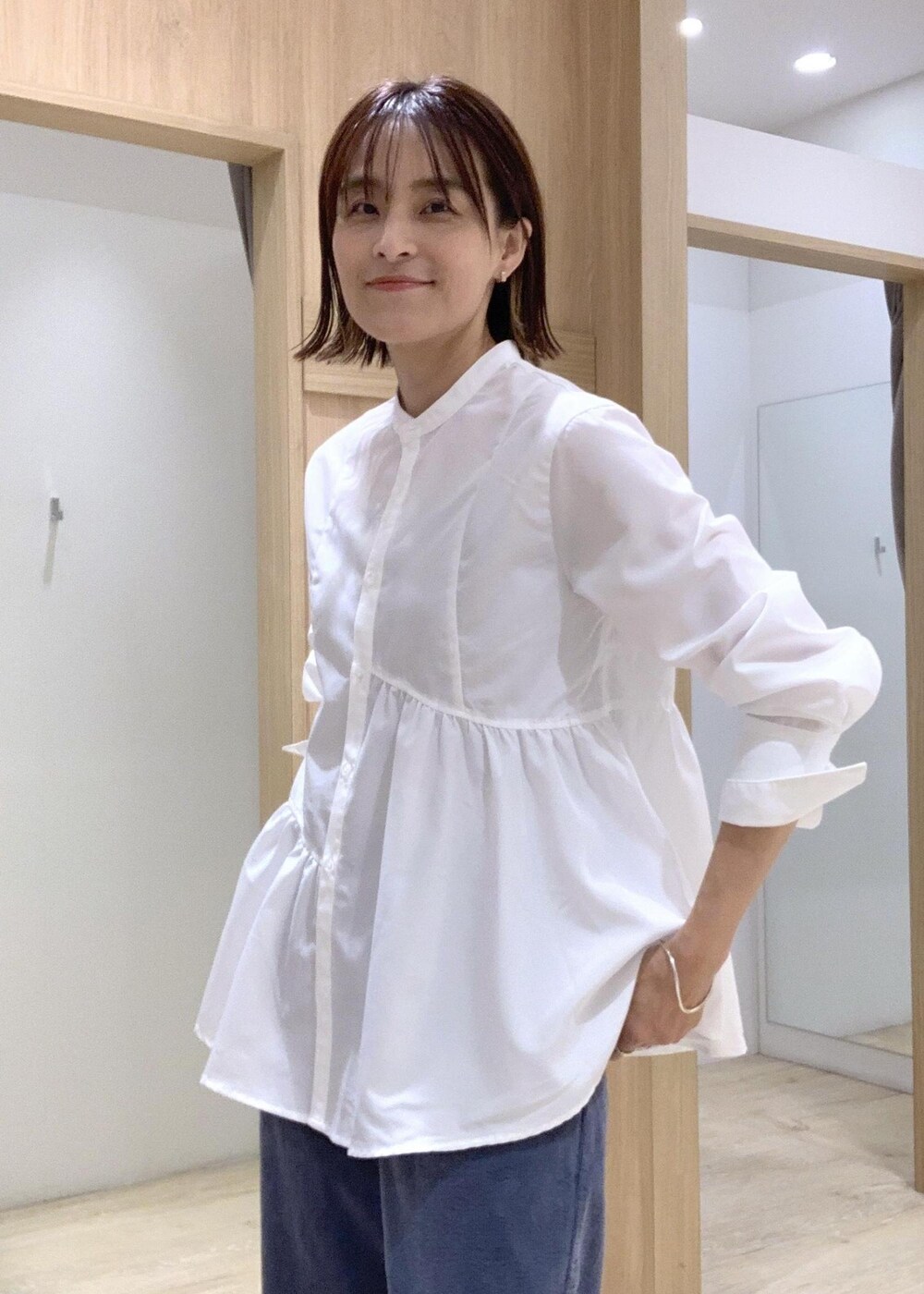 ブラック系のブーツ、ブラック系のトートバッグ、ブルー系のカーディガン/ボレロを着用したレディースの秋コーディネートの3枚目の写真