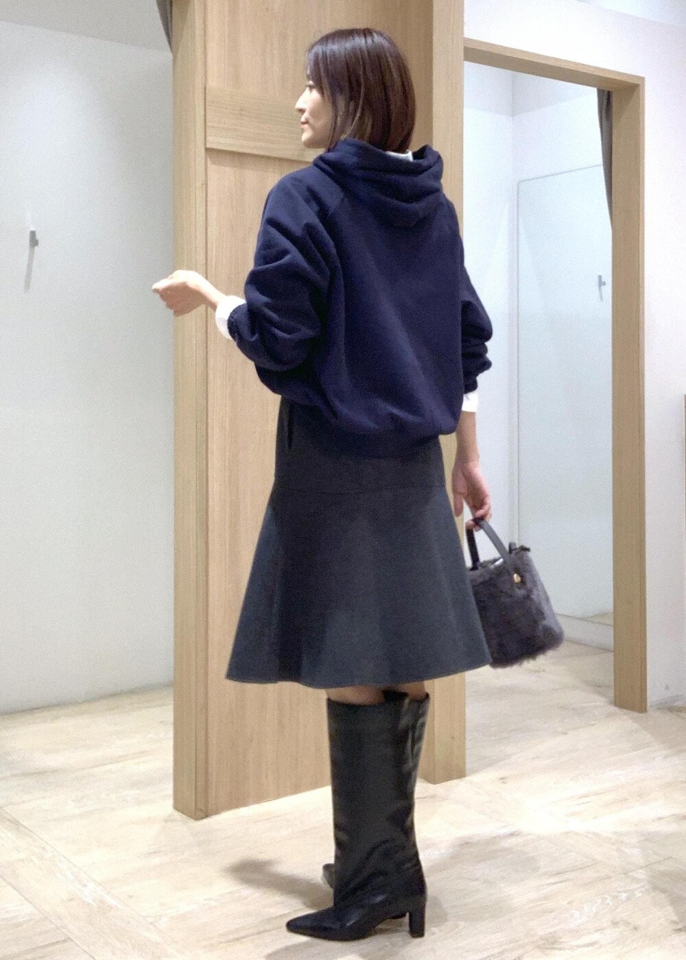 ブラック系のブーツ、グレー系のショルダーバッグ、ホワイト系のシャツ/ブラウスを着用したレディースの秋コーディネートの4枚目の写真