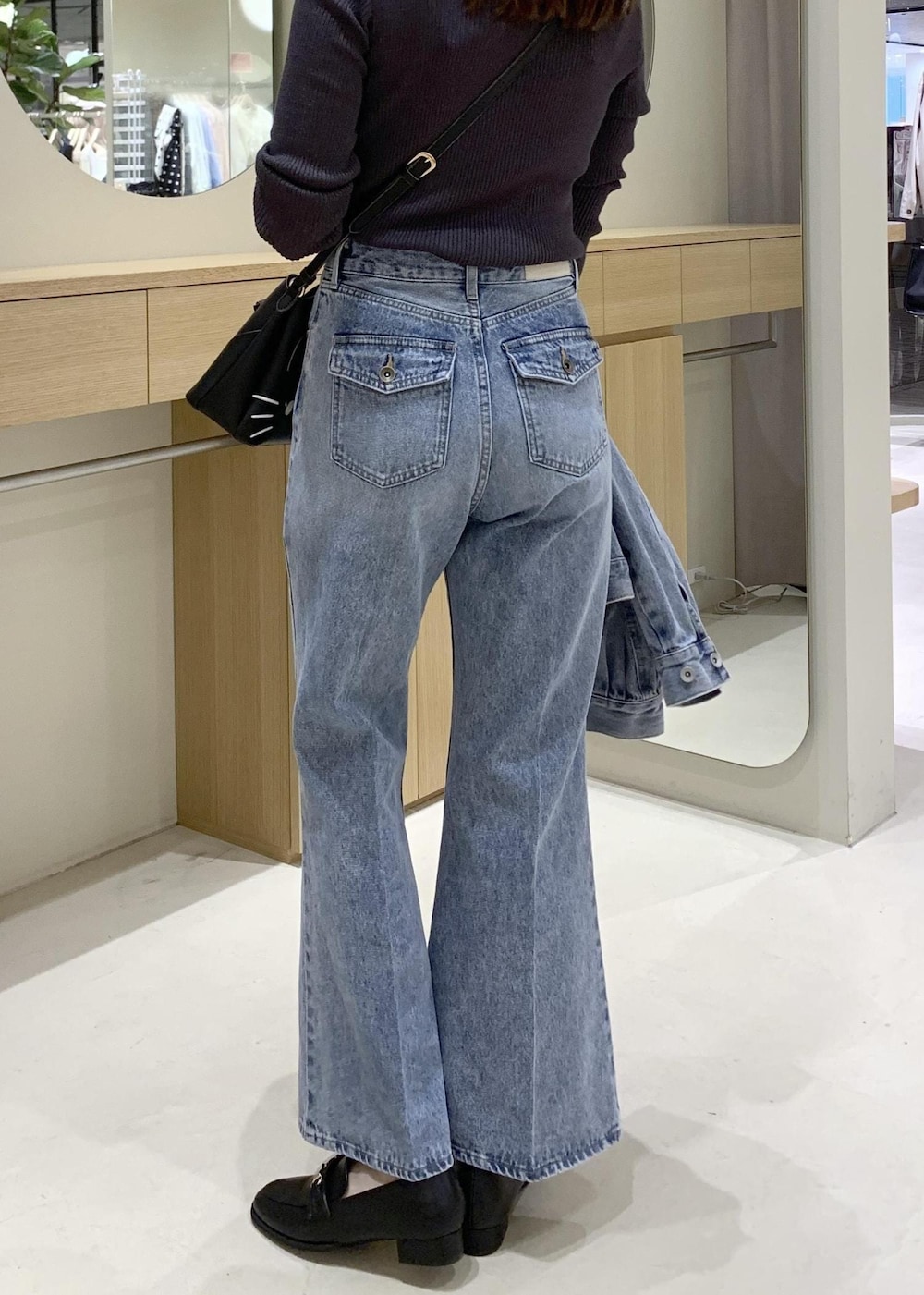 ブラック系のローファー、ブルー系のデニムジャケット、ブルー系のデニムパンツを着用したレディースの冬コーディネートの7枚目の写真