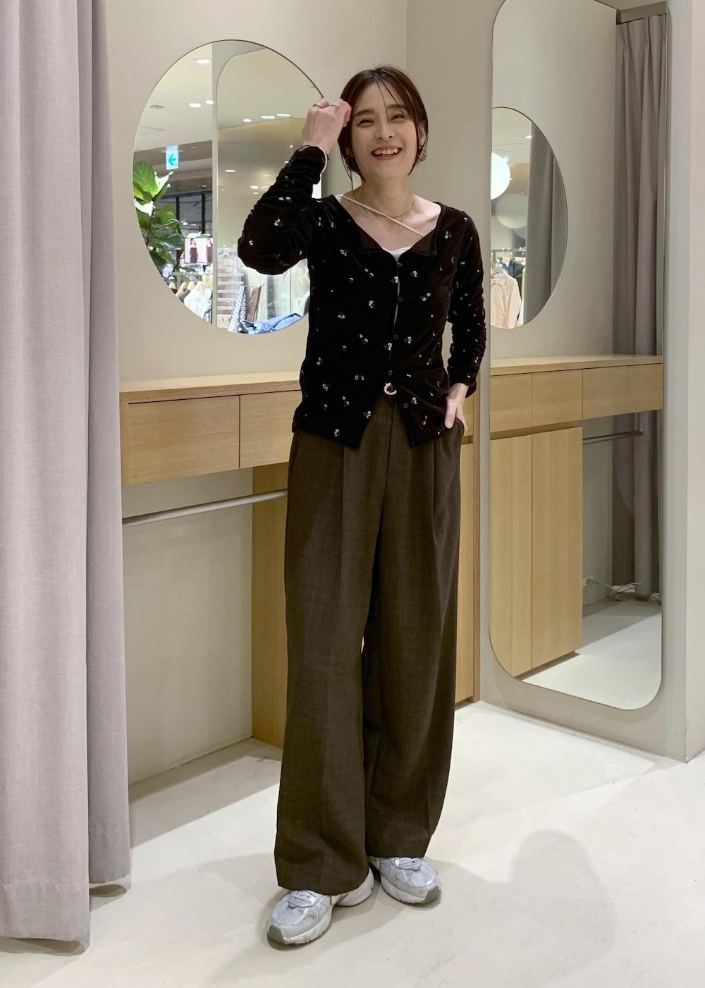 ブルー系のデニムジャケット、ブラック系のトートバッグ、ブラウン系のカーディガン/ボレロを着用したレディースの春コーディネートの7枚目の写真