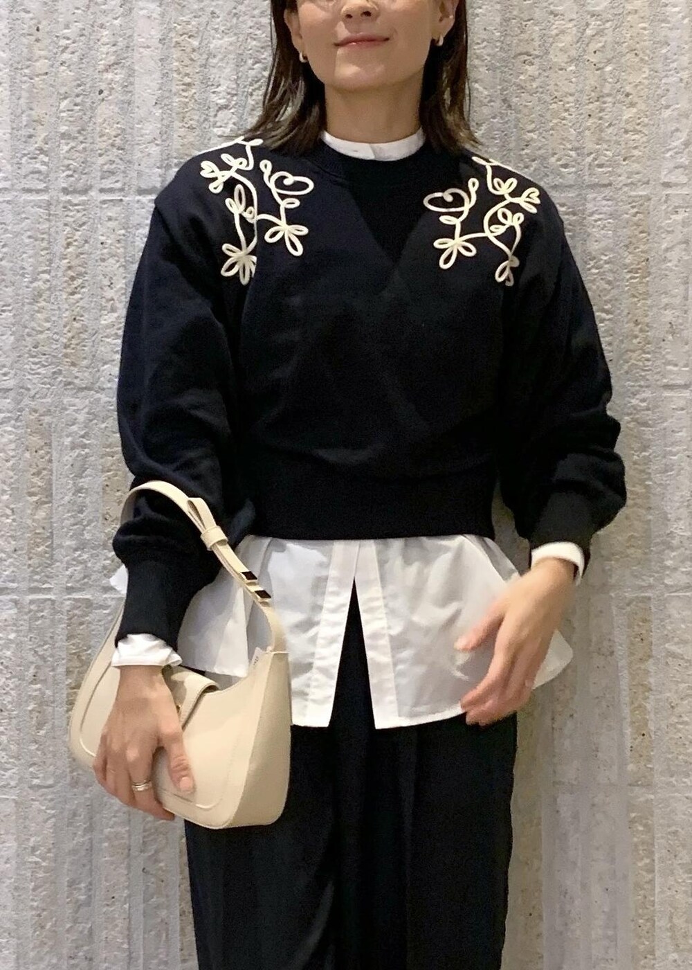 シルバー系のパンプス、ホワイト系のシャツ/ブラウス、ホワイト系のハンドバッグを着用したレディースの冬コーディネートの6枚目の写真