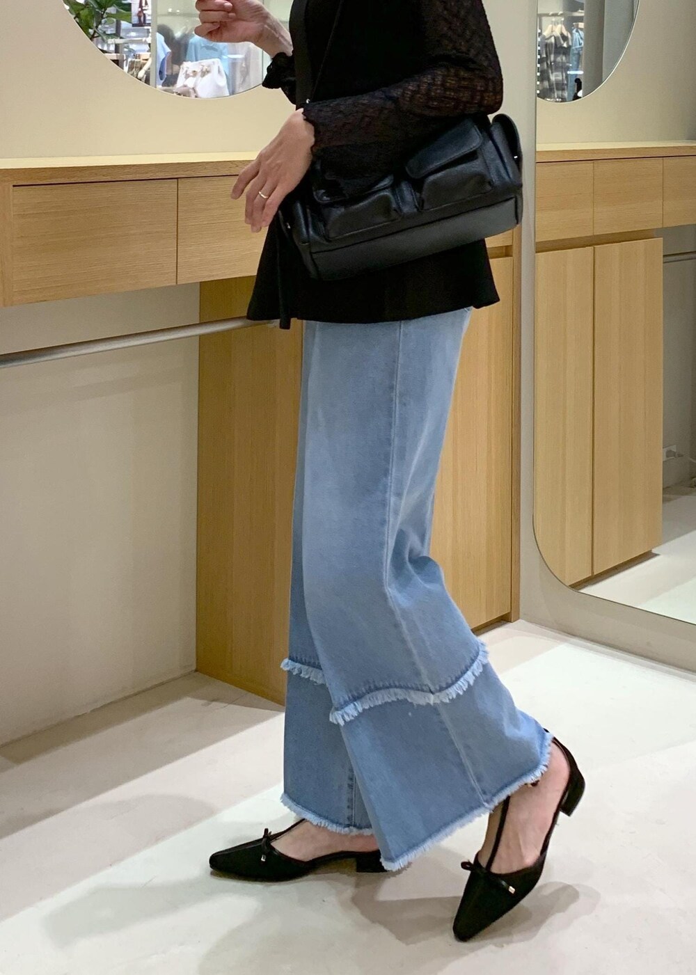 ブラック系のパンプス、ブラック系のキャミソール、ブラック系のTシャツ/カットソーを着用したレディースの秋コーディネートの10枚目の写真