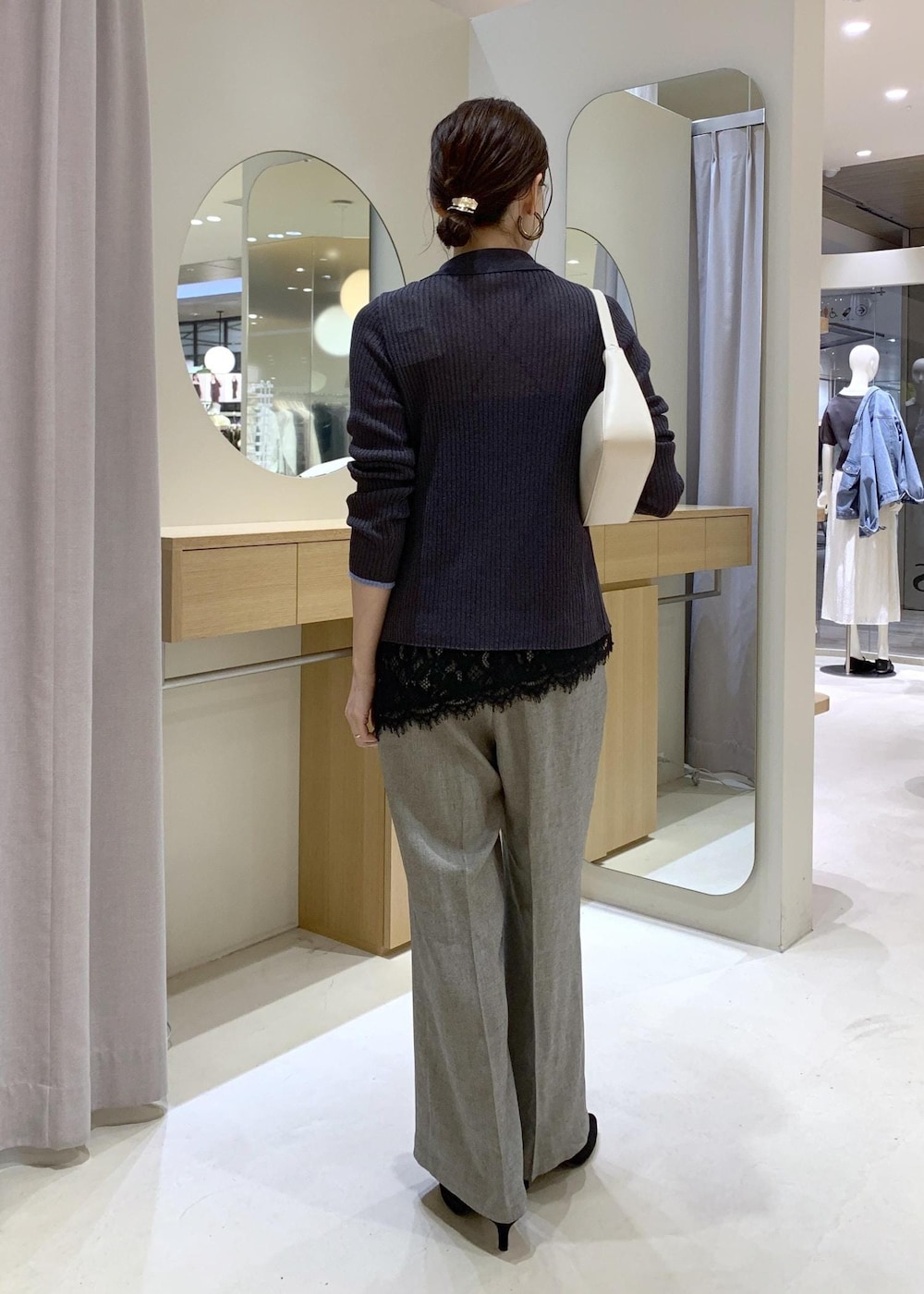 ホワイト系のショルダーバッグ、グレー系のその他パンツ、ブラック系のキャミソールを着用したレディースの春コーディネートの4枚目の写真