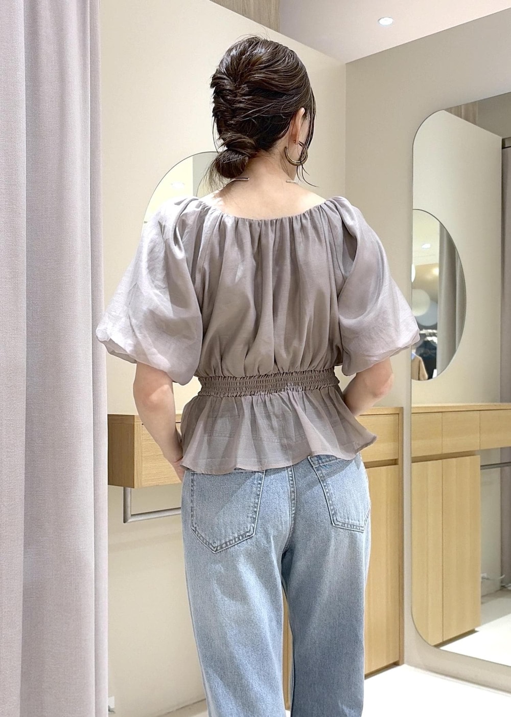ホワイト系のパンプス、ベージュ系のシャツ/ブラウス、ブルー系のデニムパンツを着用したレディースの夏コーディネートの10枚目の写真