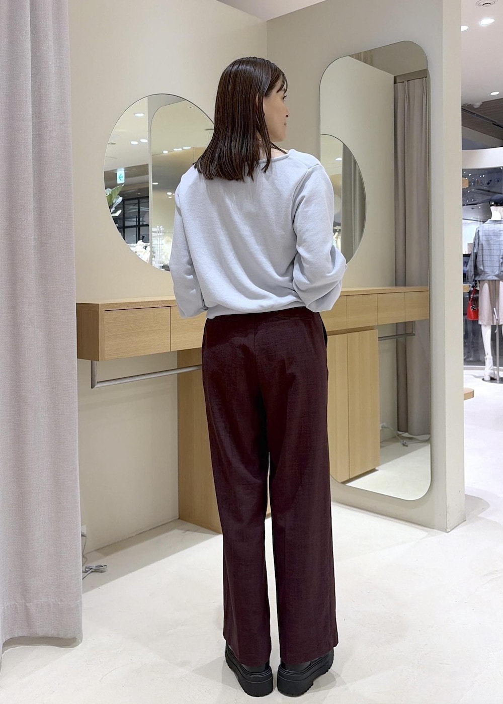 ブラウン系のシャツ/ブラウス、ブラウン系のその他パンツ、ブラック系のブーツを着用したレディースの秋コーディネートの6枚目の写真