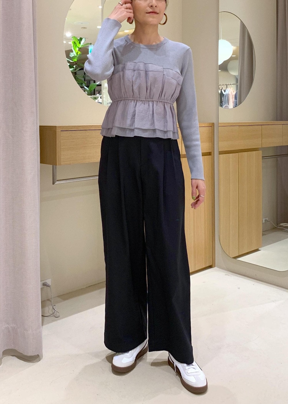 ブルー系のニット/セーター、ホワイト系のトレンチコート、ブルー系のその他パンツを着用したレディースの春コーディネートの7枚目の写真