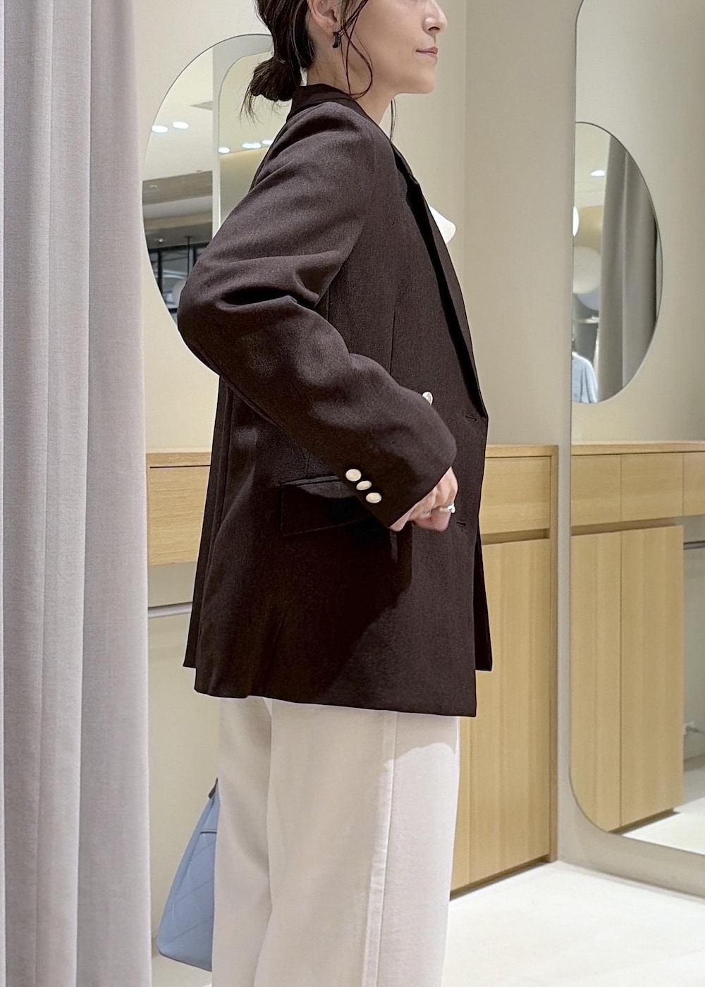 ホワイト系のその他パンツ、シルバー系のパンプス、ホワイト系のニット/セーターを着用したレディースの秋コーディネートの9枚目の写真