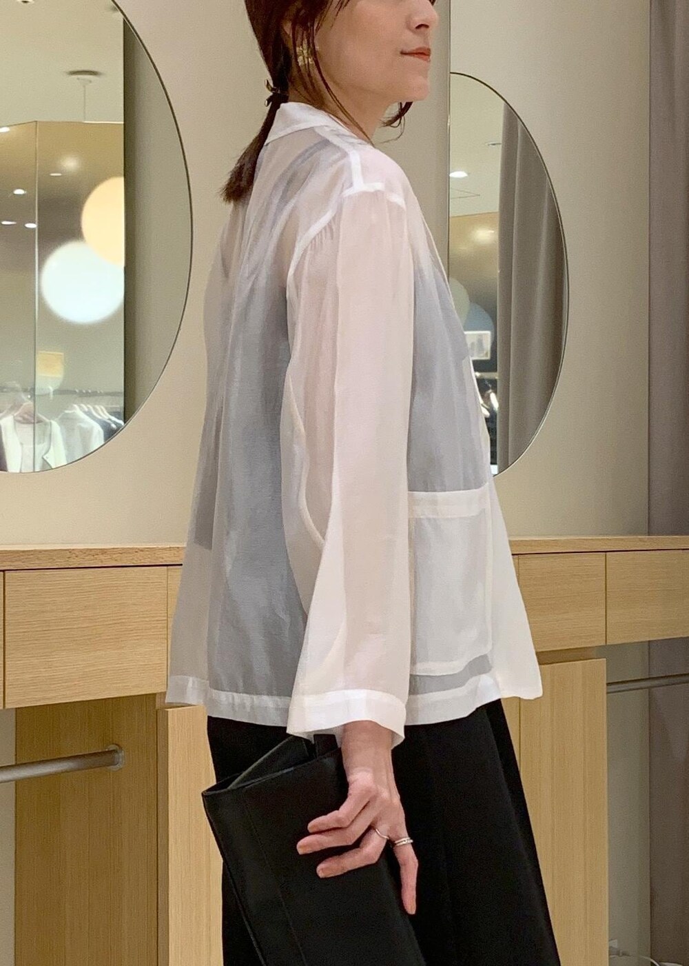 ブラック系のキャミソール、ブラック系のショルダーバッグ、ブラック系のパンプスを着用したレディースの春コーディネートの9枚目の写真