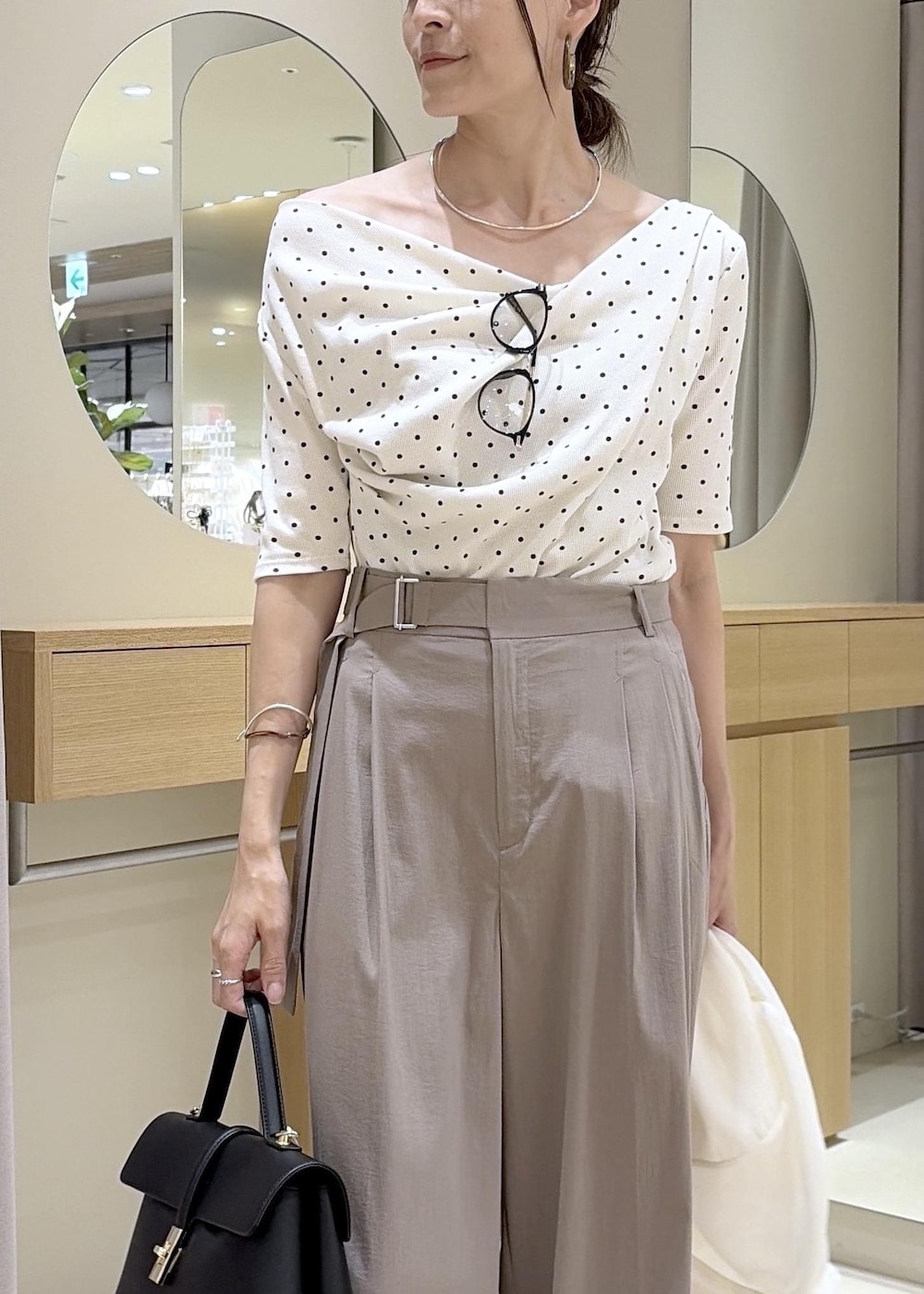 ブラック系のサンダル、ホワイト系のシャツ/ブラウス、ホワイト系のTシャツ/カットソーを着用したレディースの夏コーディネートの5枚目の写真