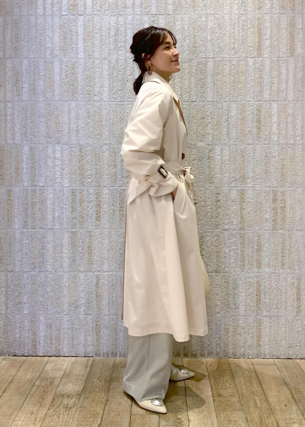 ホワイト系のハンドバッグ、ホワイト系のバレエシューズ、ホワイト系のキャミソールを着用したレディースの冬コーディネートの5枚目の写真