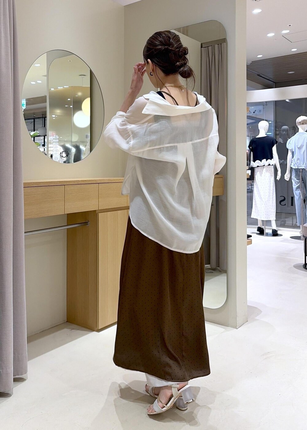 イエロー系のショルダーバッグ、ホワイト系のその他パンツ、ホワイト系のシャツ/ブラウスを着用したレディースの夏コーディネートの7枚目の写真