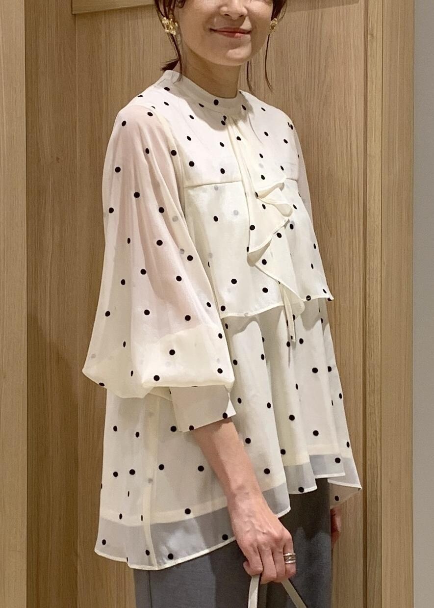 ブラック系のショルダーバッグ、グレー系のスラックス、グレー系のテーラードジャケットを着用したレディースの冬コーディネートの8枚目の写真