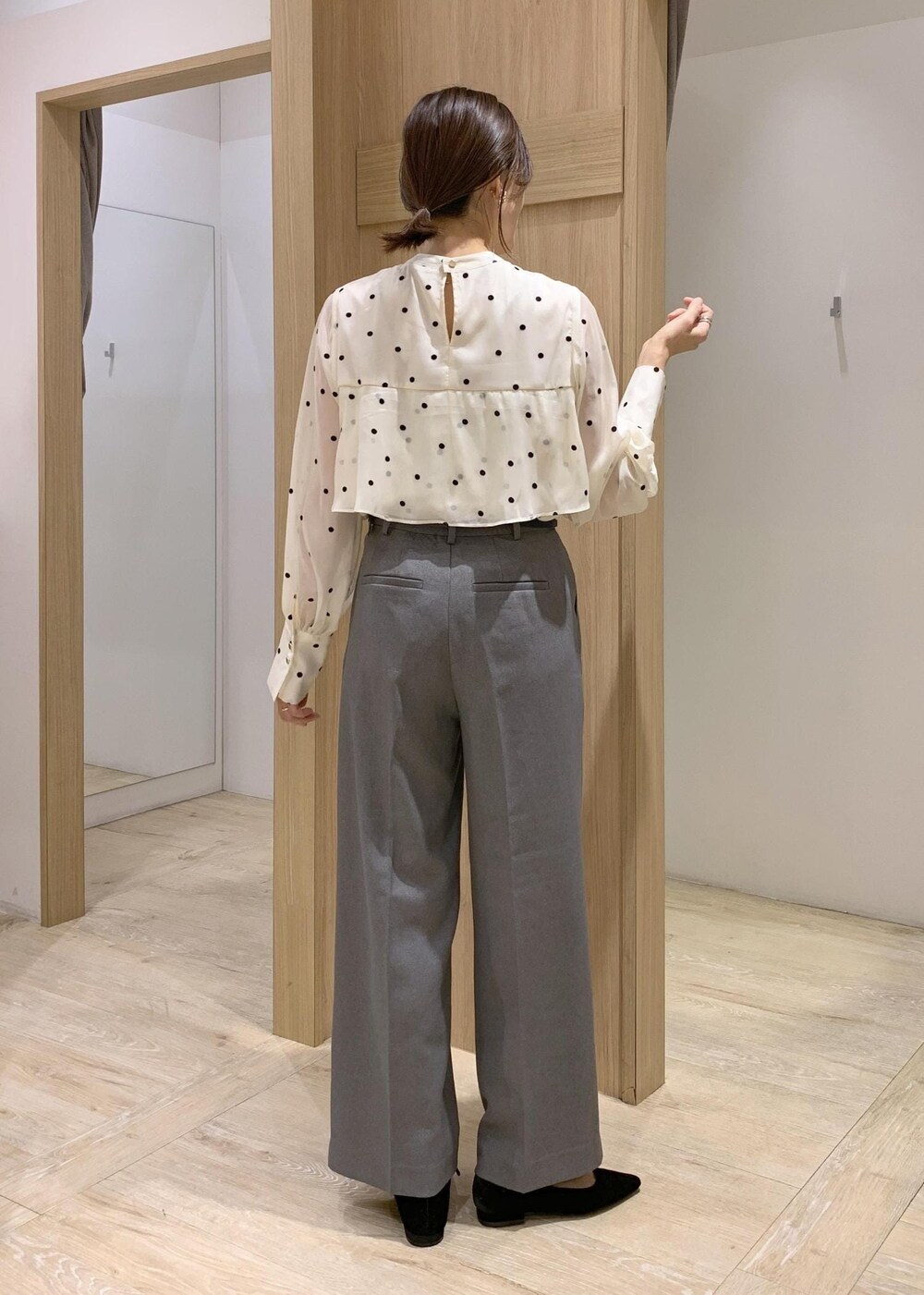 ブラック系のショルダーバッグ、グレー系のスラックス、グレー系のテーラードジャケットを着用したレディースの冬コーディネートの7枚目の写真