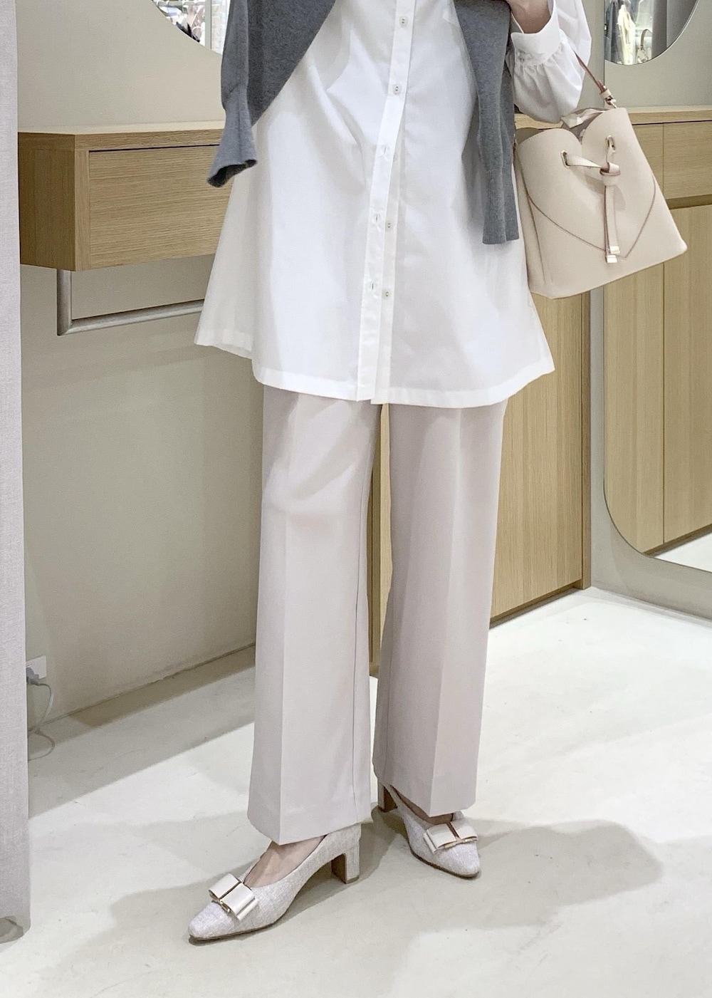 ベージュ系のショルダーバッグ、ベージュ系のパンプス、ベージュ系のその他パンツを着用したレディースの春コーディネートの9枚目の写真