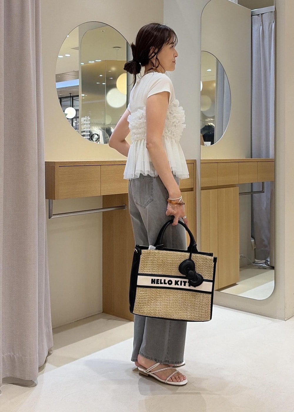 ホワイト系のサンダル、グレー系のデニムパンツ、ホワイト系のTシャツ/カットソーを着用したレディースの夏コーディネートの3枚目の写真