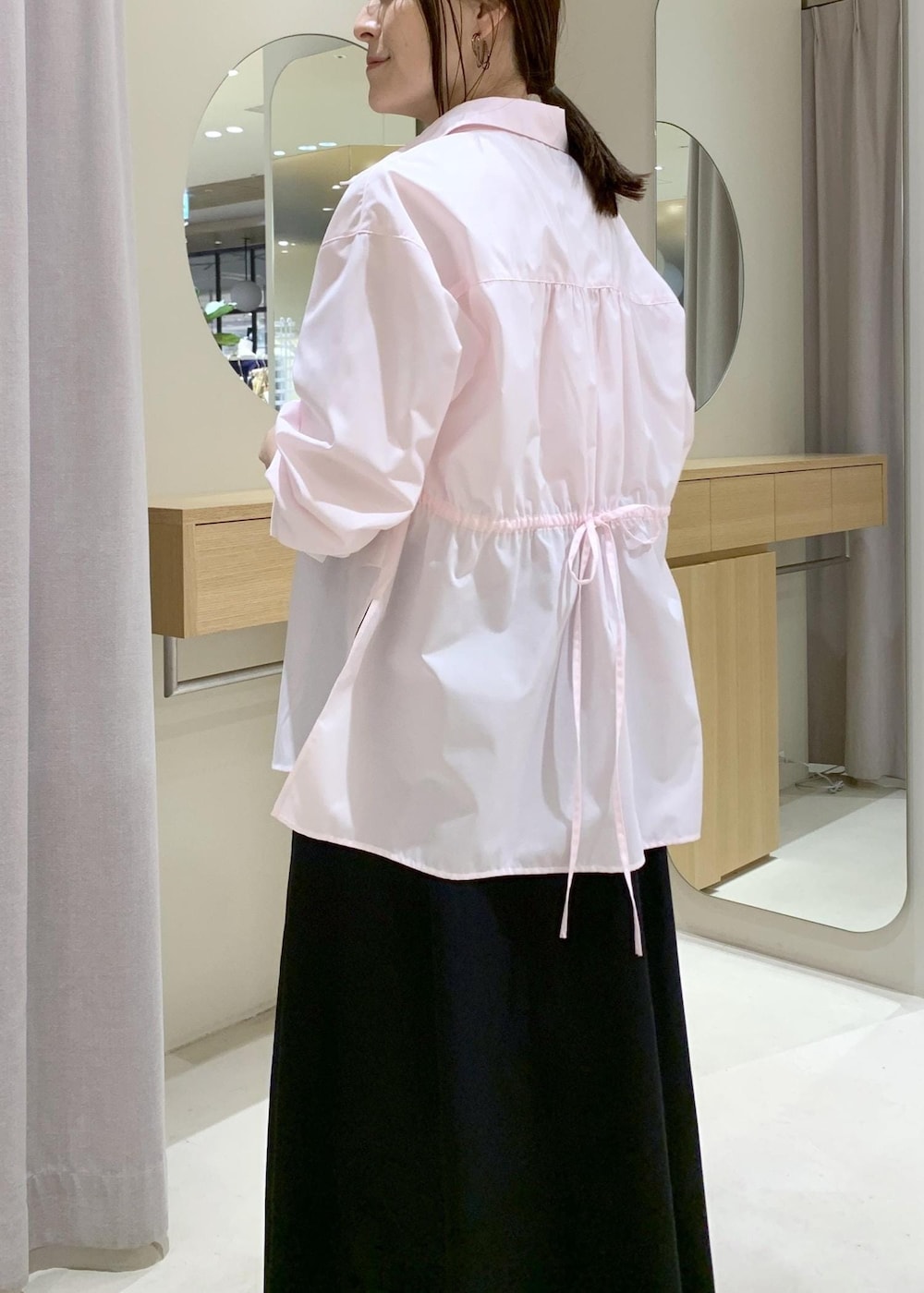 ブラック系のローファー、ホワイト系のハンドバッグ、ピンク系のシャツ/ブラウスを着用したレディースの春コーディネートの8枚目の写真