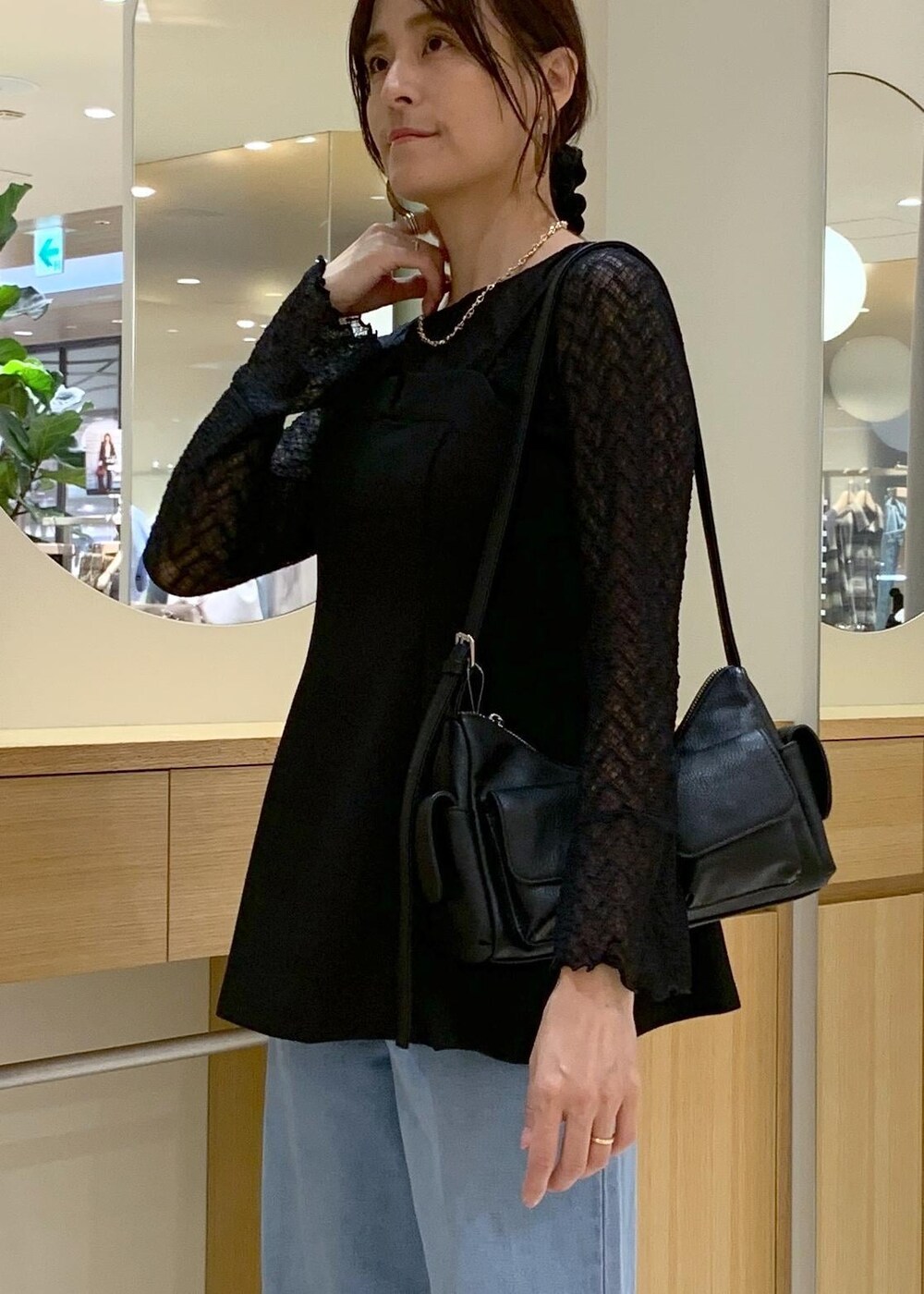 ブラック系のパンプス、ブラック系のキャミソール、ブラック系のTシャツ/カットソーを着用したレディースの秋コーディネートの8枚目の写真