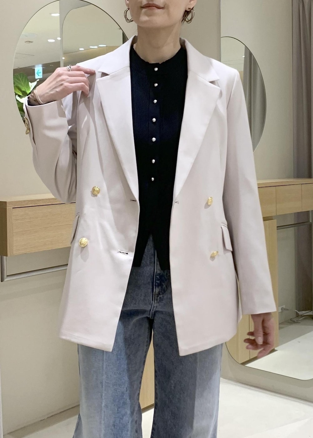 ブルー系のカーディガン/ボレロ、ブルー系のデニムパンツ、ベージュ系のテーラードジャケットを着用したレディースの冬コーディネートの7枚目の写真