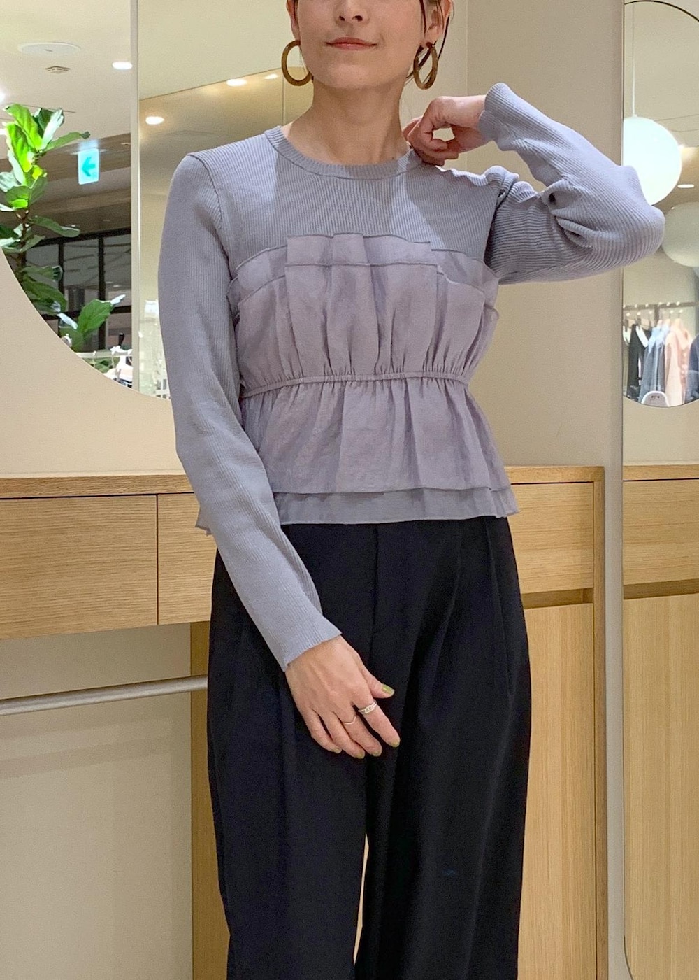 ブルー系のニット/セーター、ホワイト系のトレンチコート、ブルー系のその他パンツを着用したレディースの春コーディネートの8枚目の写真
