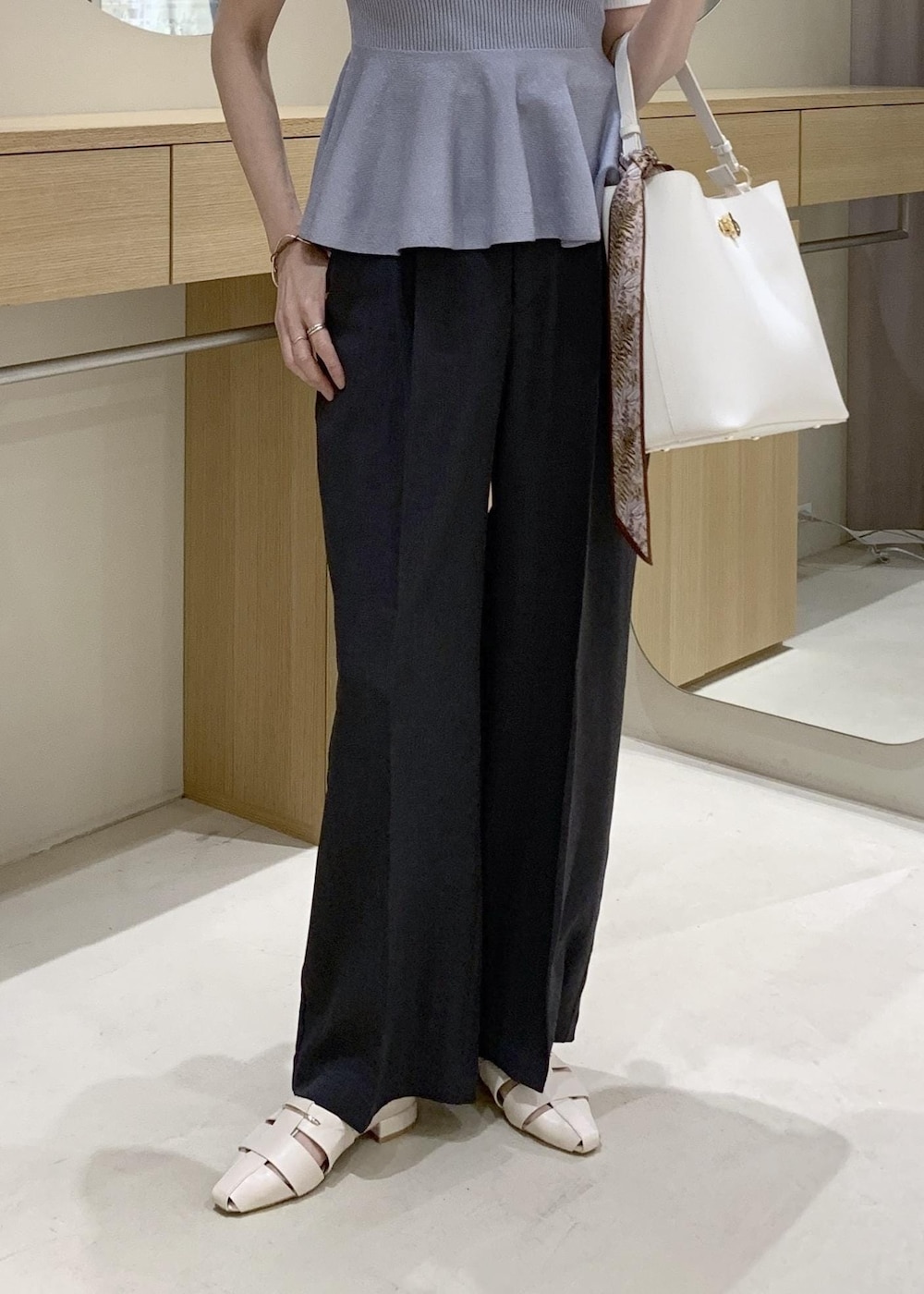 ホワイト系のショルダーバッグ、グレー系のその他パンツ、ホワイト系のパンプスを着用したレディースの春コーディネートの9枚目の写真