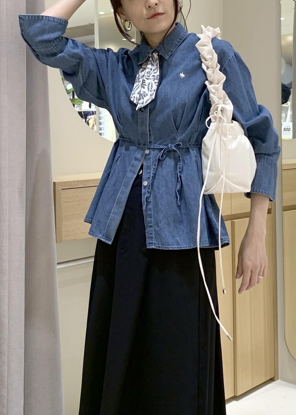 ブラック系のローファー、ブルー系のスカート、ブルー系のシャツ/ブラウスを着用したレディースの春コーディネートの5枚目の写真