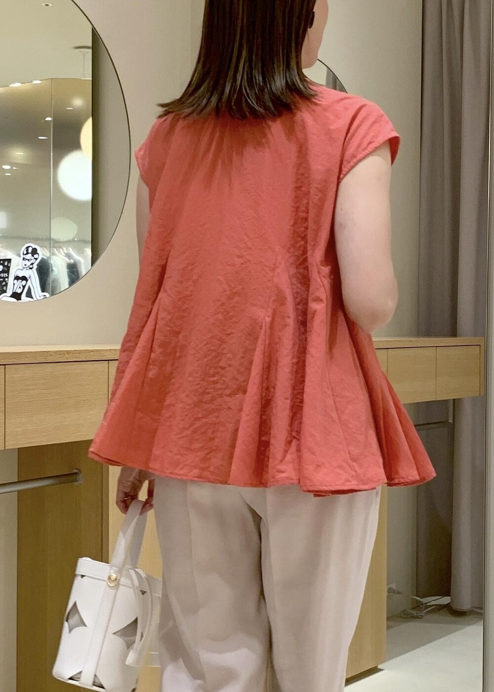 ホワイト系のキャミソール、ベージュ系のその他パンツ、ホワイト系のサンダルを着用したレディースの夏コーディネートの9枚目の写真