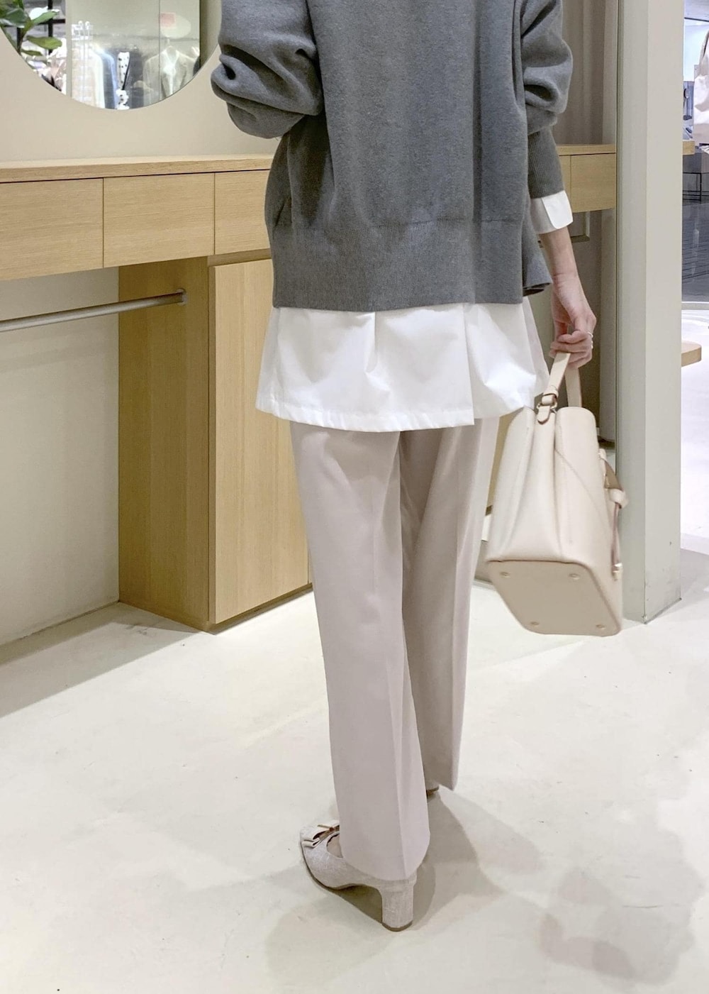 ベージュ系のショルダーバッグ、ベージュ系のパンプス、ベージュ系のその他パンツを着用したレディースの春コーディネートの10枚目の写真