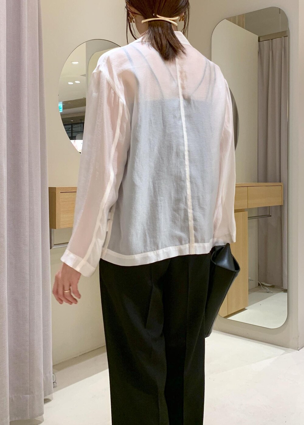 ブラック系のキャミソール、ブラック系のショルダーバッグ、ブラック系のパンプスを着用したレディースの春コーディネートの10枚目の写真