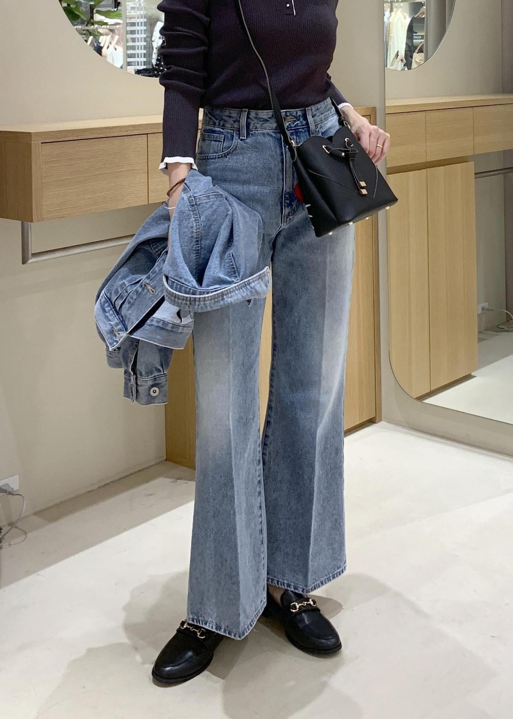 ブラック系のローファー、ブルー系のデニムジャケット、ブルー系のデニムパンツを着用したレディースの冬コーディネートの6枚目の写真