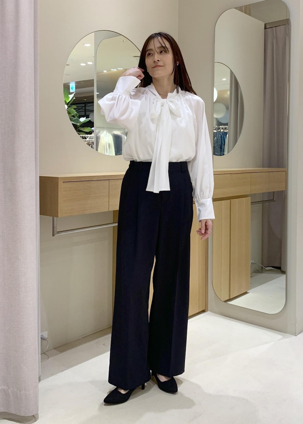 ブラック系のショルダーバッグ、ブルー系のその他パンツ、ホワイト系のシャツ/ブラウスを着用したレディースの冬コーディネートの8枚目の写真