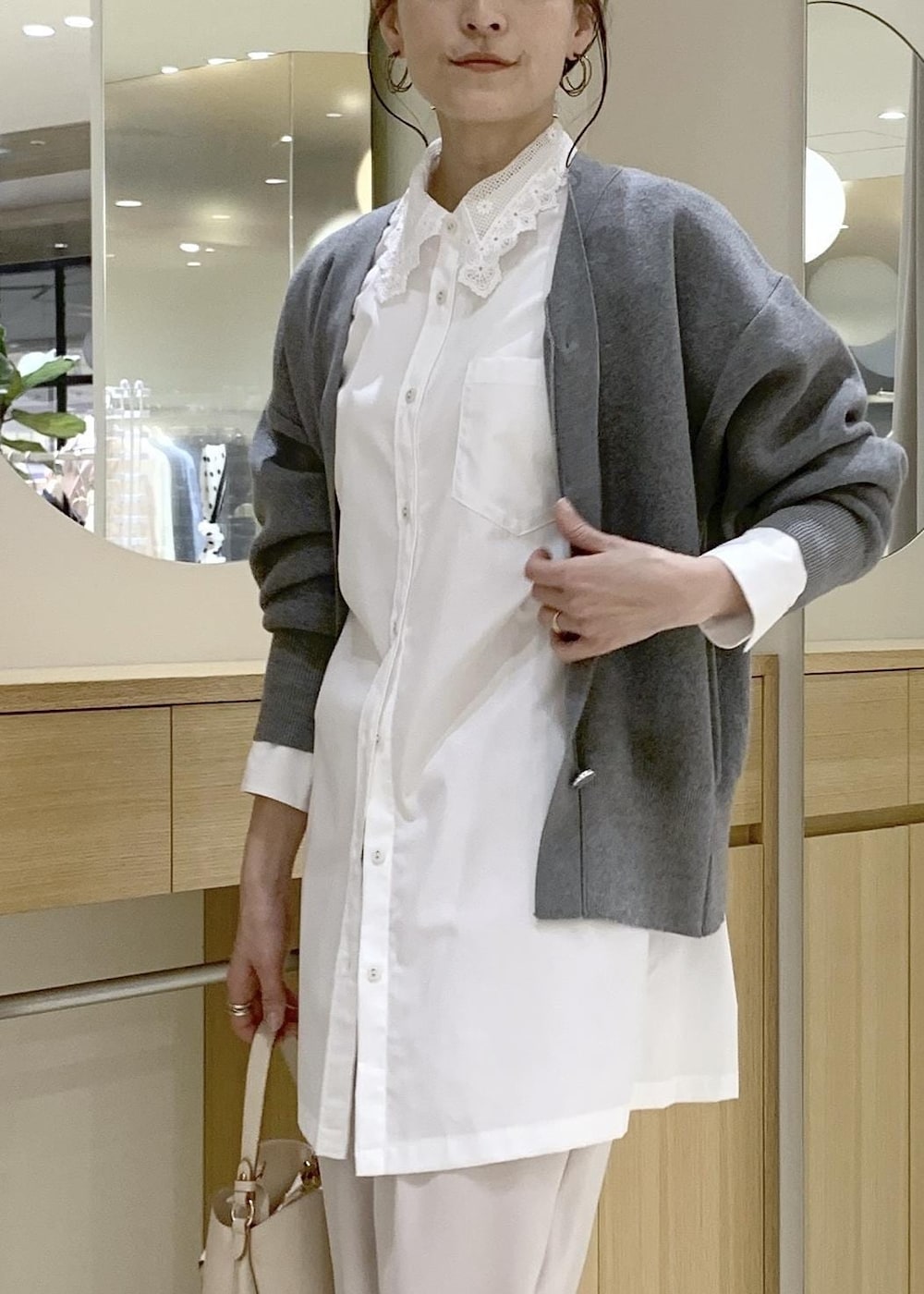 ベージュ系のショルダーバッグ、ベージュ系のパンプス、ベージュ系のその他パンツを着用したレディースの春コーディネートの5枚目の写真