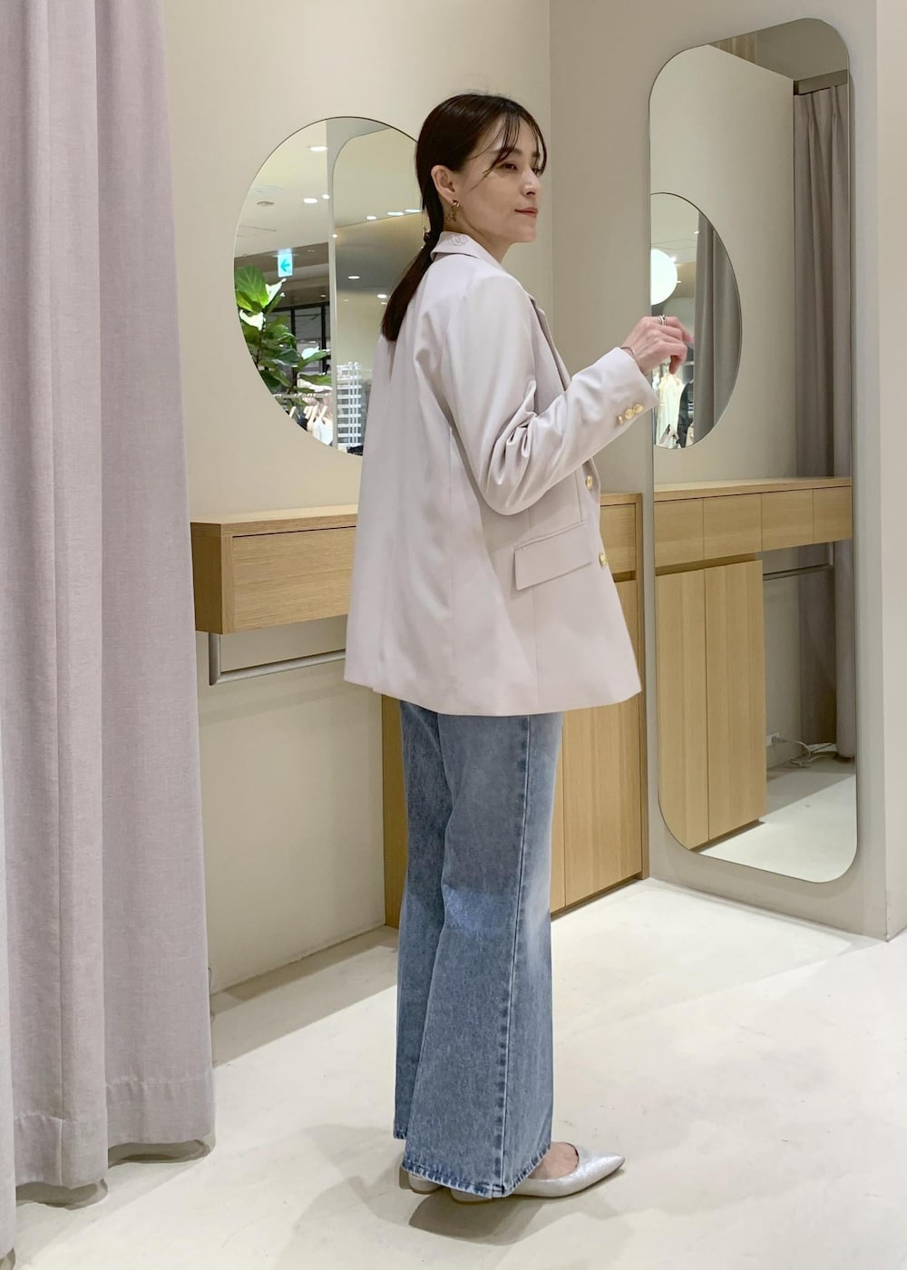 ブルー系のカーディガン/ボレロ、ブルー系のデニムパンツ、ベージュ系のテーラードジャケットを着用したレディースの冬コーディネートの8枚目の写真